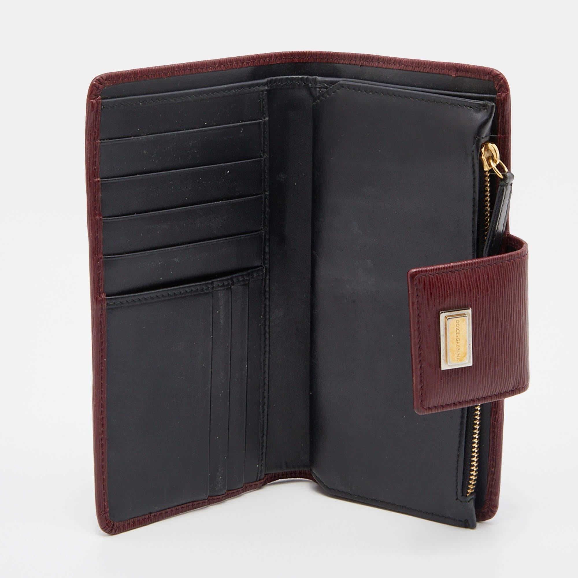 Questo portafoglio è un ottimo accessorio per tutti i giorni. È realizzata con materiali di qualità all'esterno e presenta un interno a scomparti.