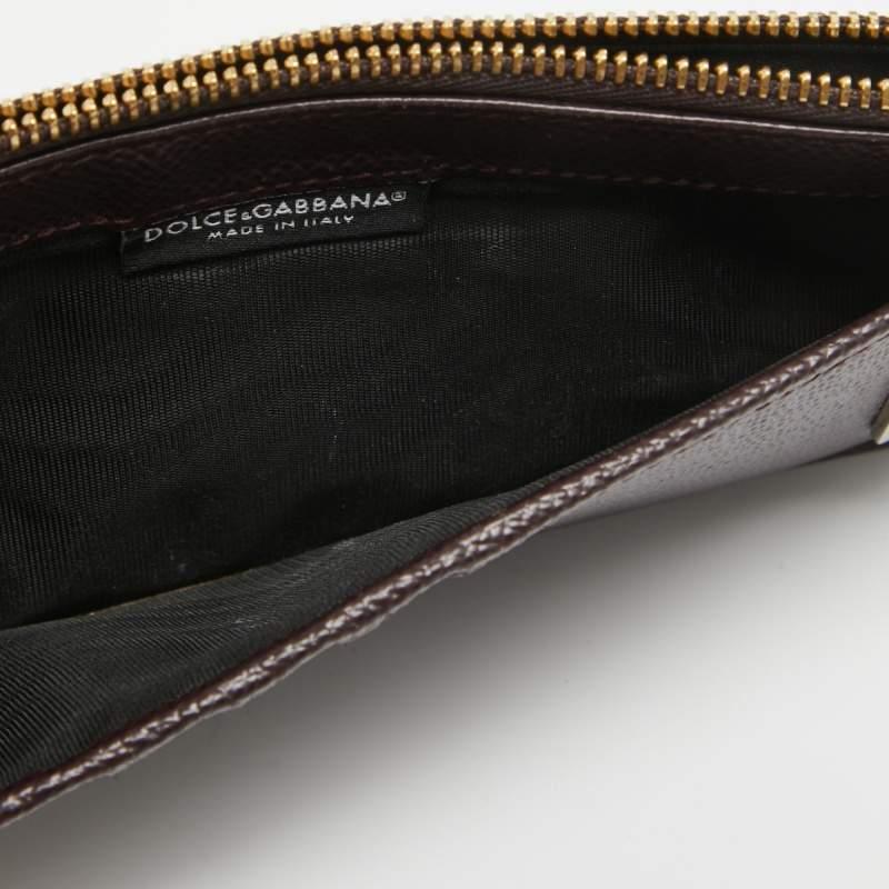 This stylish and functional cardholder is a must-have in your collection. It is equipped with multiple, well-lined slots to hold your cards.