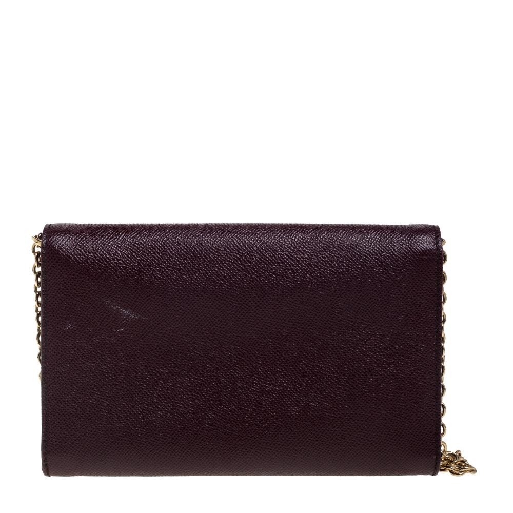 A stylish piece for you to make a lasting impression! This Dolce and Gabbana Taormina clutch comes crafted from burgundy leather and features neatly stitched edges. It has been adorned with a gold-tone turn lock on the front flap and opens to a