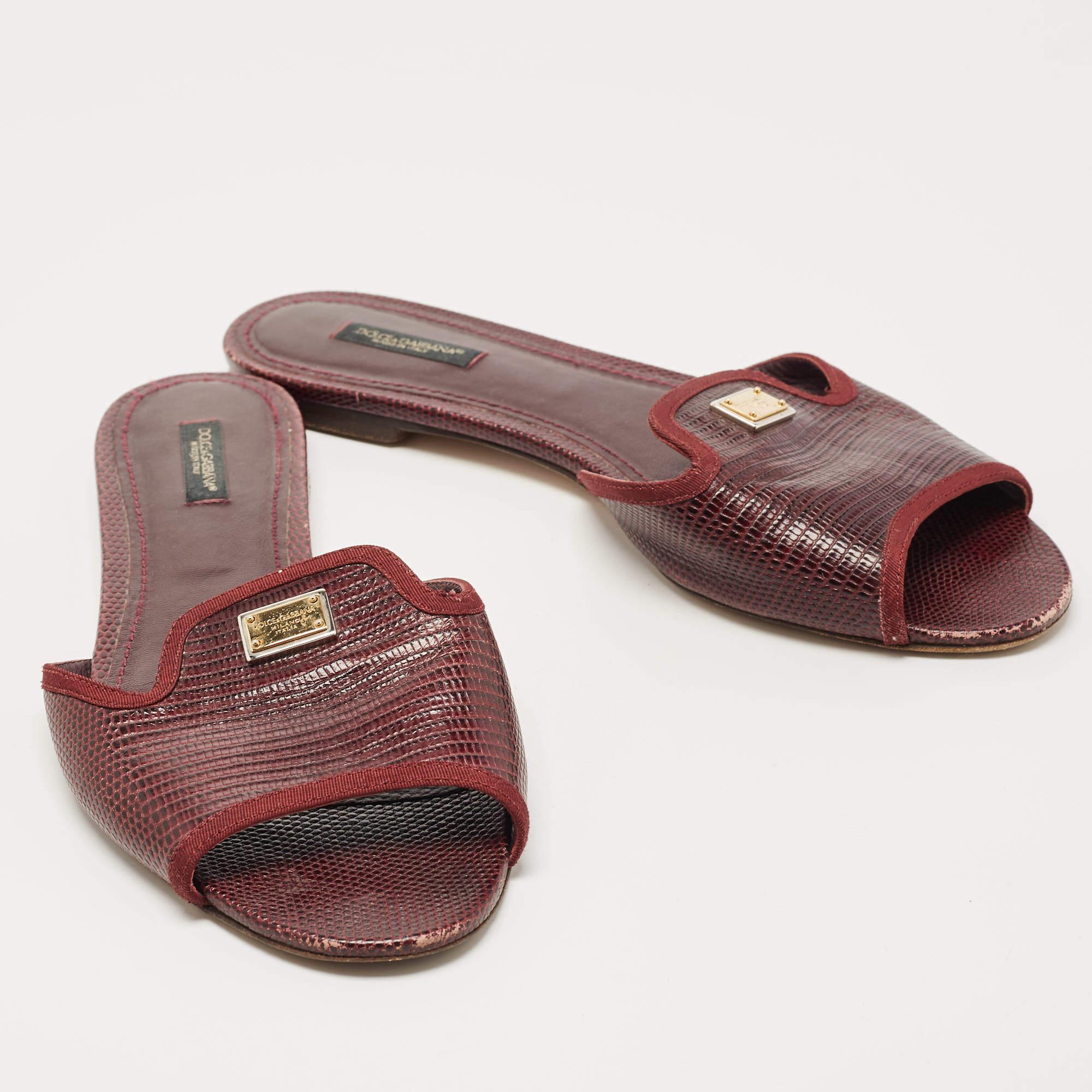 Dolce & Gabbana Burgundy Lizard Embossed Leather Flat Slides Size 40 In Good Condition For Sale In Dubai, Al Qouz 2