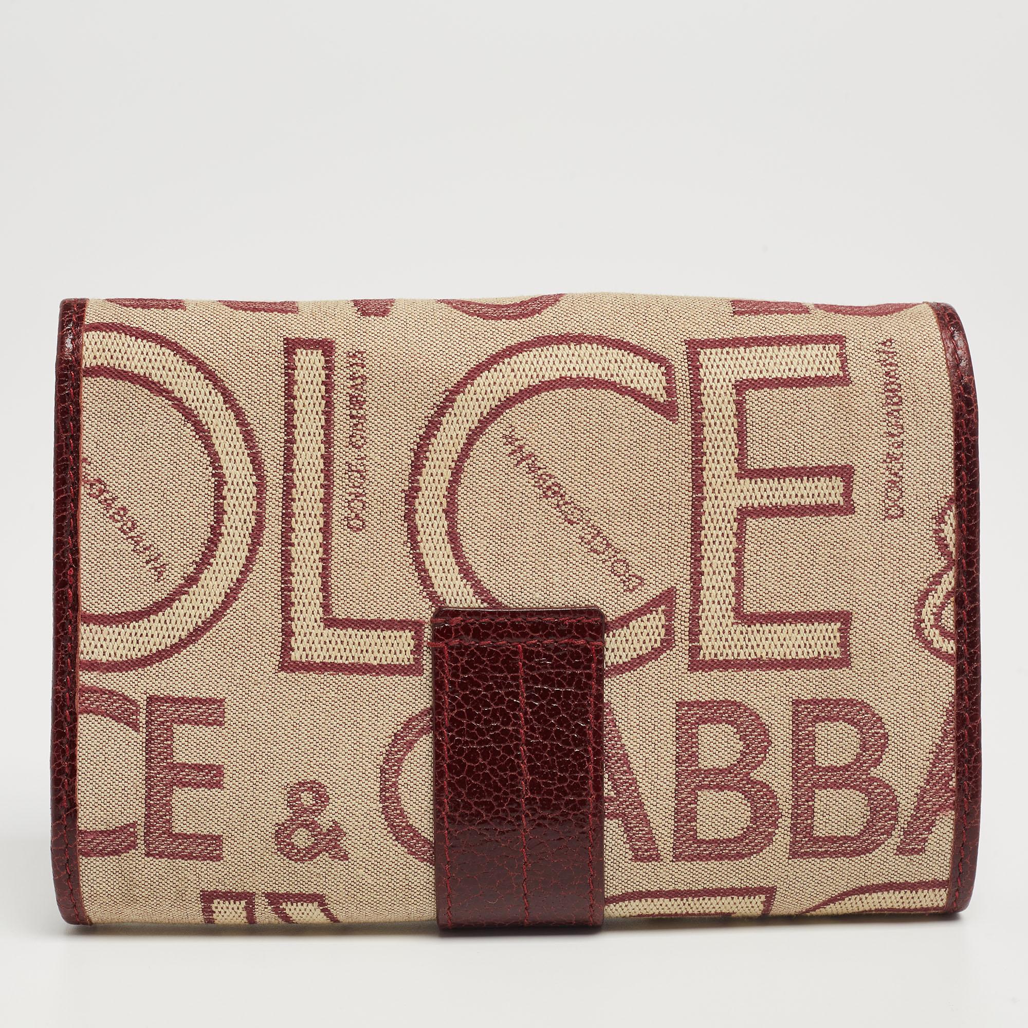 Made from the signature monogram canvas and leather, this Dolce & Gabbana wallet is a stylish accessory to own. It features a trifold design and a 'D' ring on the front. The compartmentalized interior will keep your monetary essentials safe.