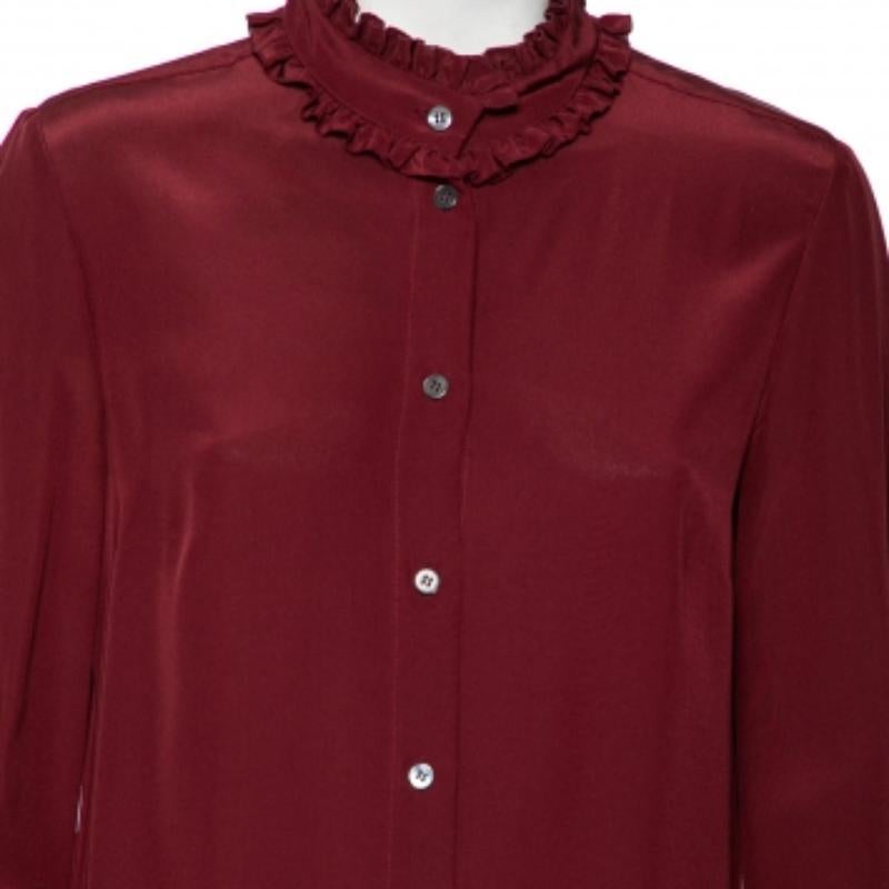 Portez cette chemise chic de la maison Dolce & Gabbana pour affirmer votre style avec classe. Il est taillé dans une étoffe de soie bordeaux, et ses finitions volantées rehaussent sa silhouette. Il est boutonné sur le devant et comporte des manches