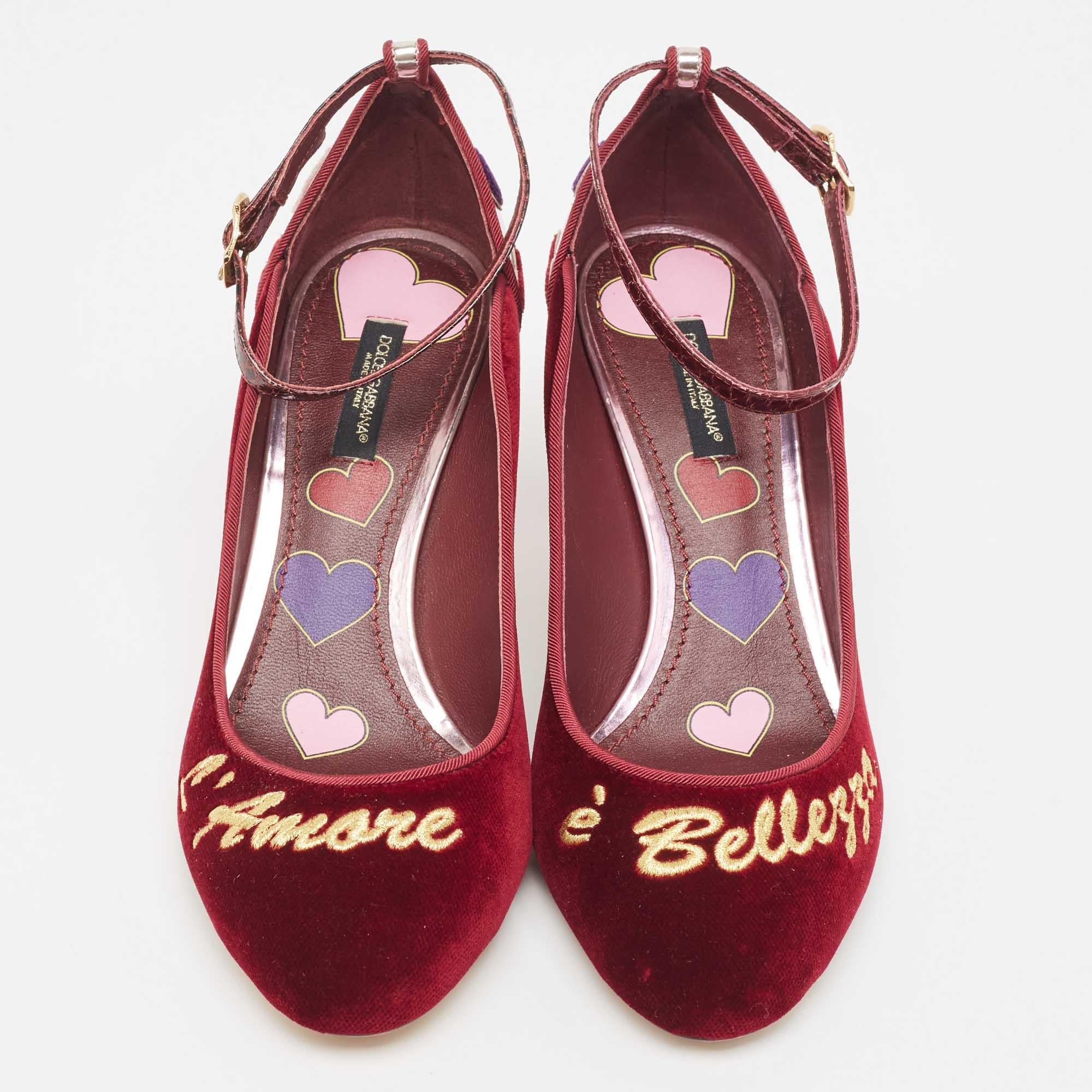 Faites-vous remarquer avec ces escarpins Dolce & Gabbana pour femme. Impeccablement confectionnés, ces talons chics offrent à la fois mode et confort, rehaussant votre look à chaque pas gracieux.

Comprend : Boîte d'origine

