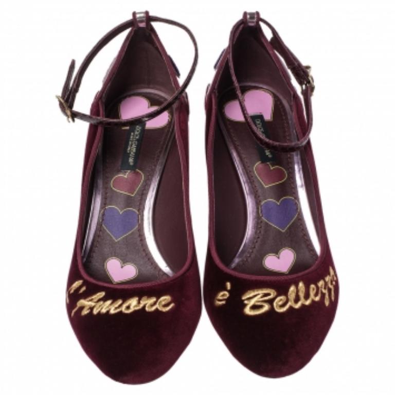 Noir Dolce & Gabbana - Escarpins L' Amore à talons blocs en velours bourgogne, taille 38 en vente