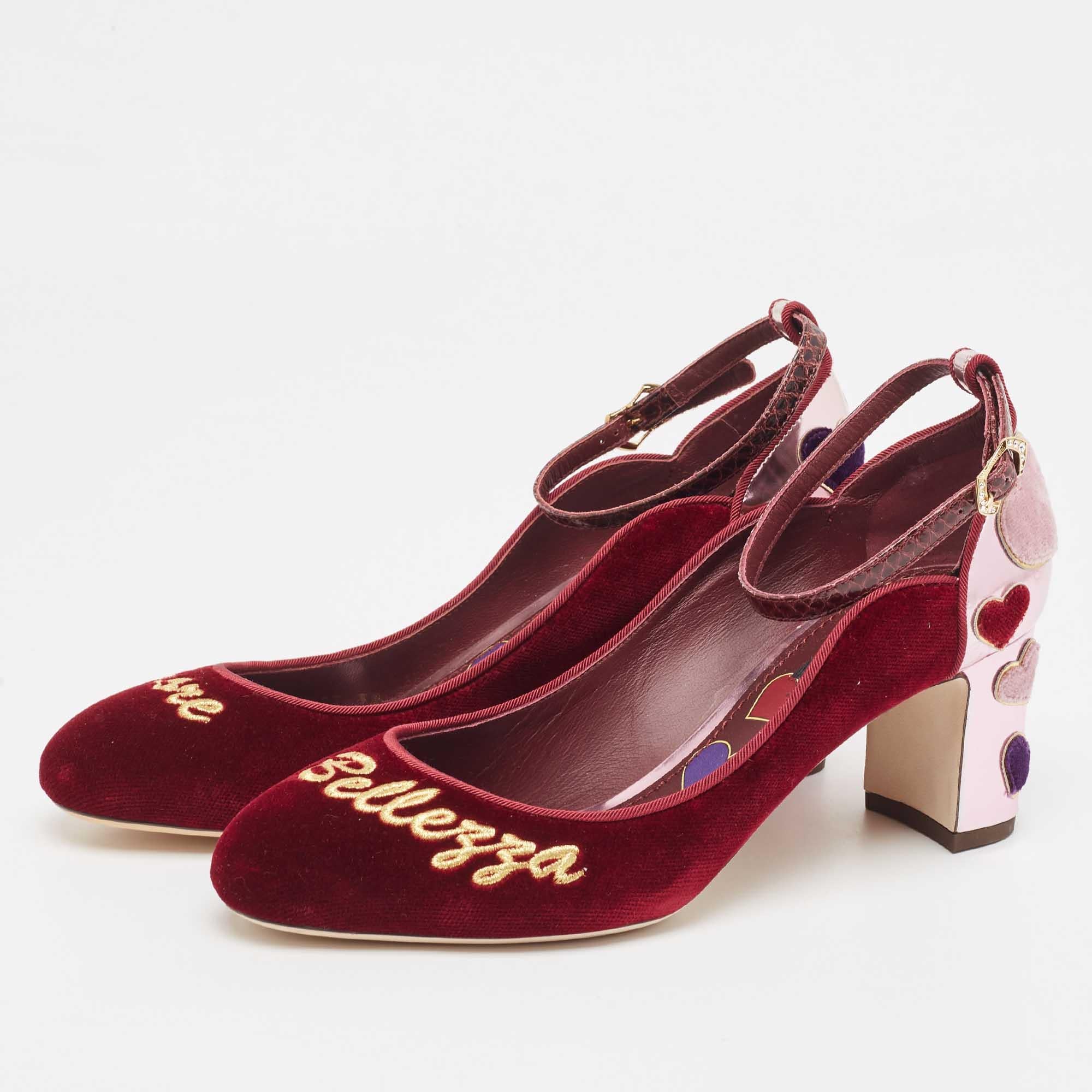 Dolce & Gabbana Burgundy Velvet L' Amore Block Heel Pumps Size 38 In Fair Condition For Sale In Dubai, Al Qouz 2