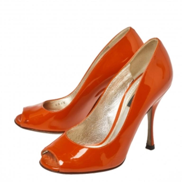 Your everyday styling can never be complete without this pair of pumps from Dolce & Gabbana. Featuring patent leather, these pumps showcase style and lend comfort. Have a fabulous day out while flaunting this pair of stunning burnt orange pumps.