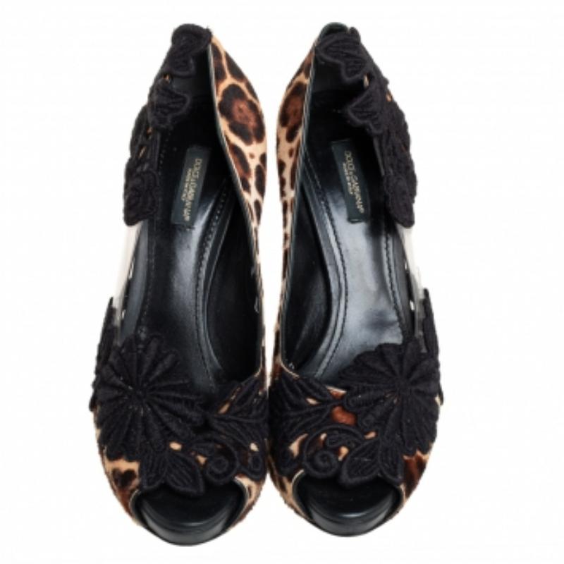 Dolce & Gabbana Calf Hair And Leopard Print Embroidered Peep Toe Pumps Size 37.5 In Good Condition For Sale In Dubai, Al Qouz 2