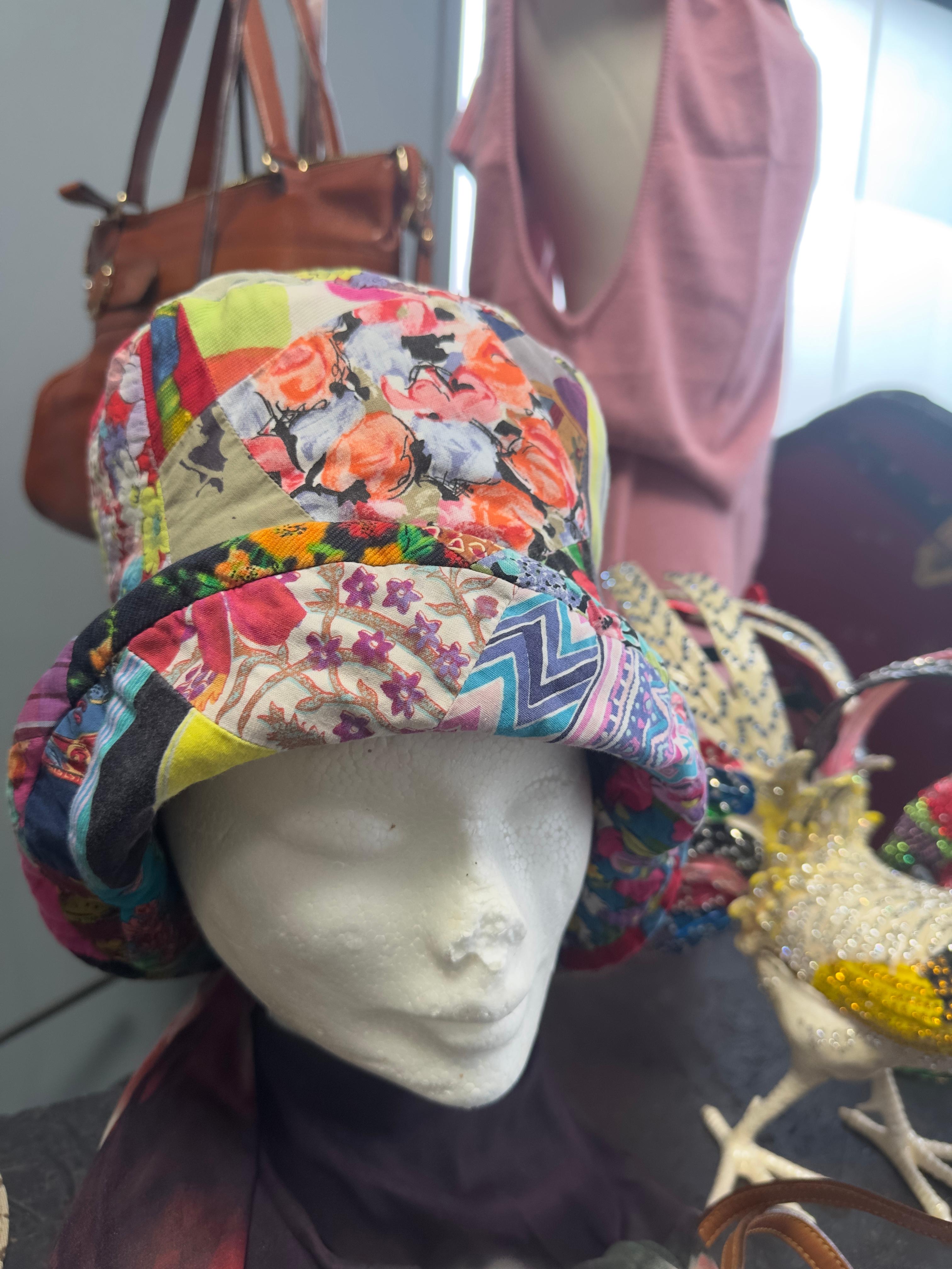 Dolce & Gabbana — Cappello Patchwork Floreale in Cotone In condizioni ottime in vendita a Basaluzzo, IT