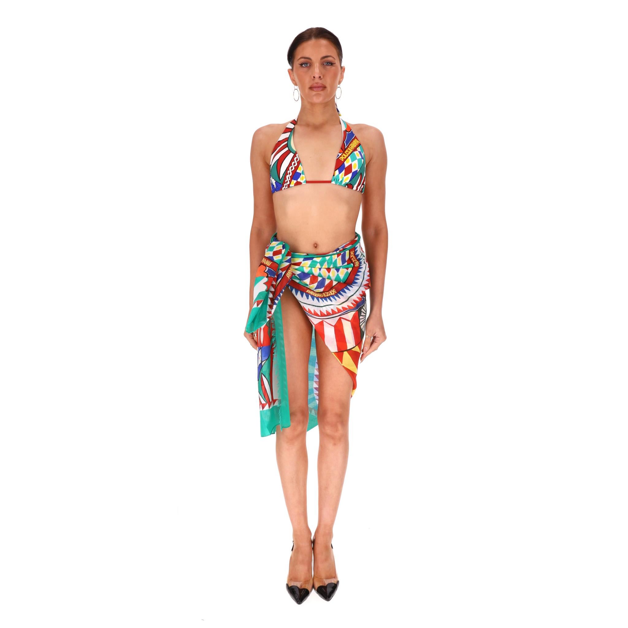 We Adore - Dolce & Gabbana Sarong en coton imprimé Carretto

Paréo multicolore conçu avec un imprimé vibrant inspiré du Carretto Siciliano.

L'ourlet est fini sur le côté et les bordures sont ornées de petites franges.

L'ensemble de bikini assorti