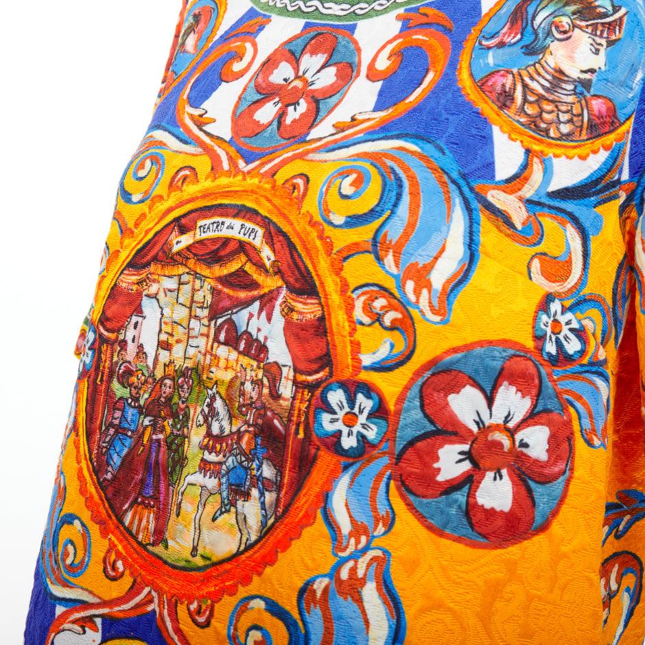 DOLCE GABBANA Carretto Siciliano giallo blu stampa jacquard top tunica IT40 S
Riferimento: MECG/A00184
Marchio: Dolce & Gabbana
Designer: Domenico Dolce & Stefano Gabbana
Materiale: Viscosa, misto
Colore: blu, giallo
Modello: Barocco
Chiusura: