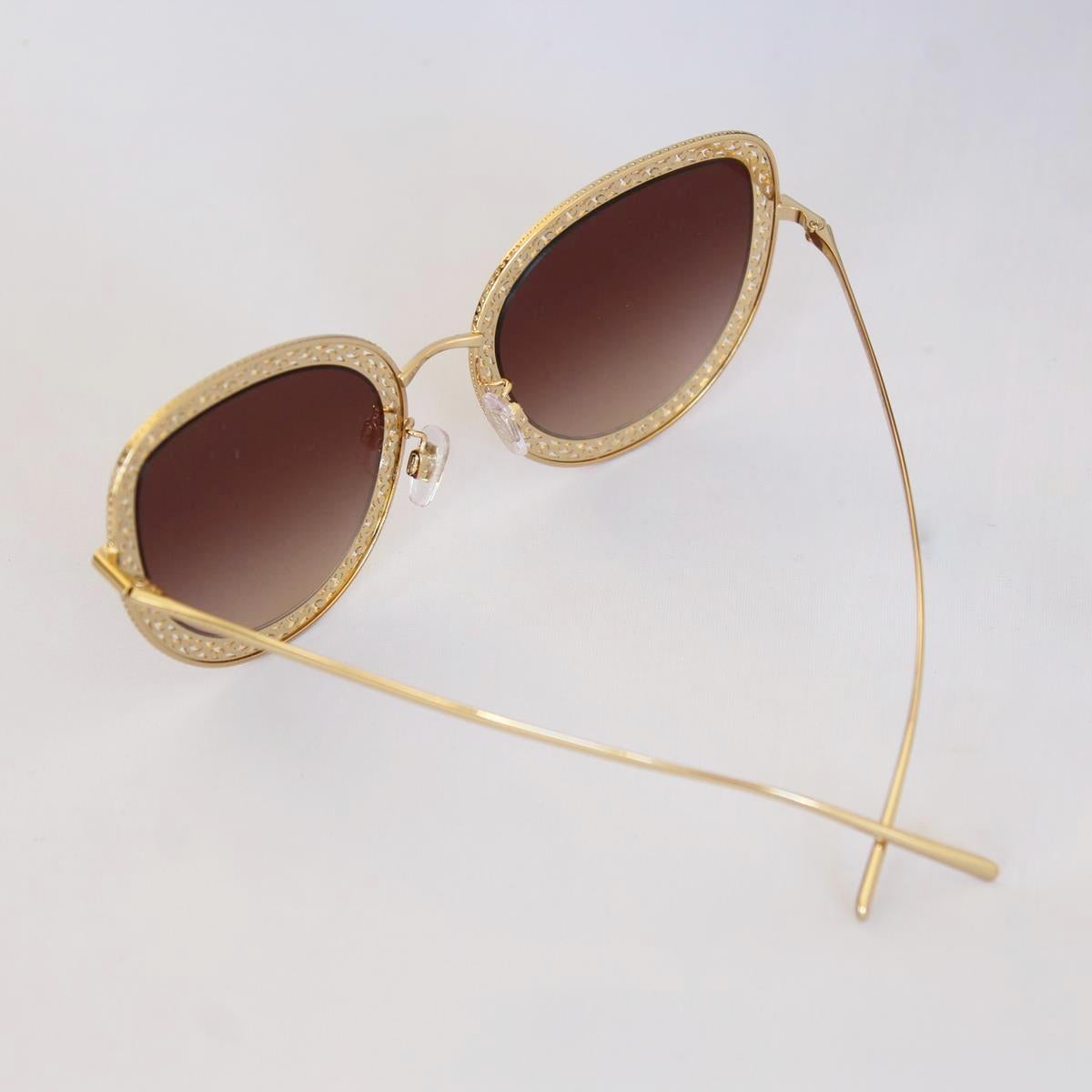 SS 2019
DG 2226
Cat eye sunglasses 
Metal profile
“Cuore Sacro” decoration
Small beads placed on the edge of the frame
Frame Color: Shiny gold
Temple Color: Shiny gold
Lens Color: Brown gradient
Length cm 15 (5.9 inches)
 
Condition: New with