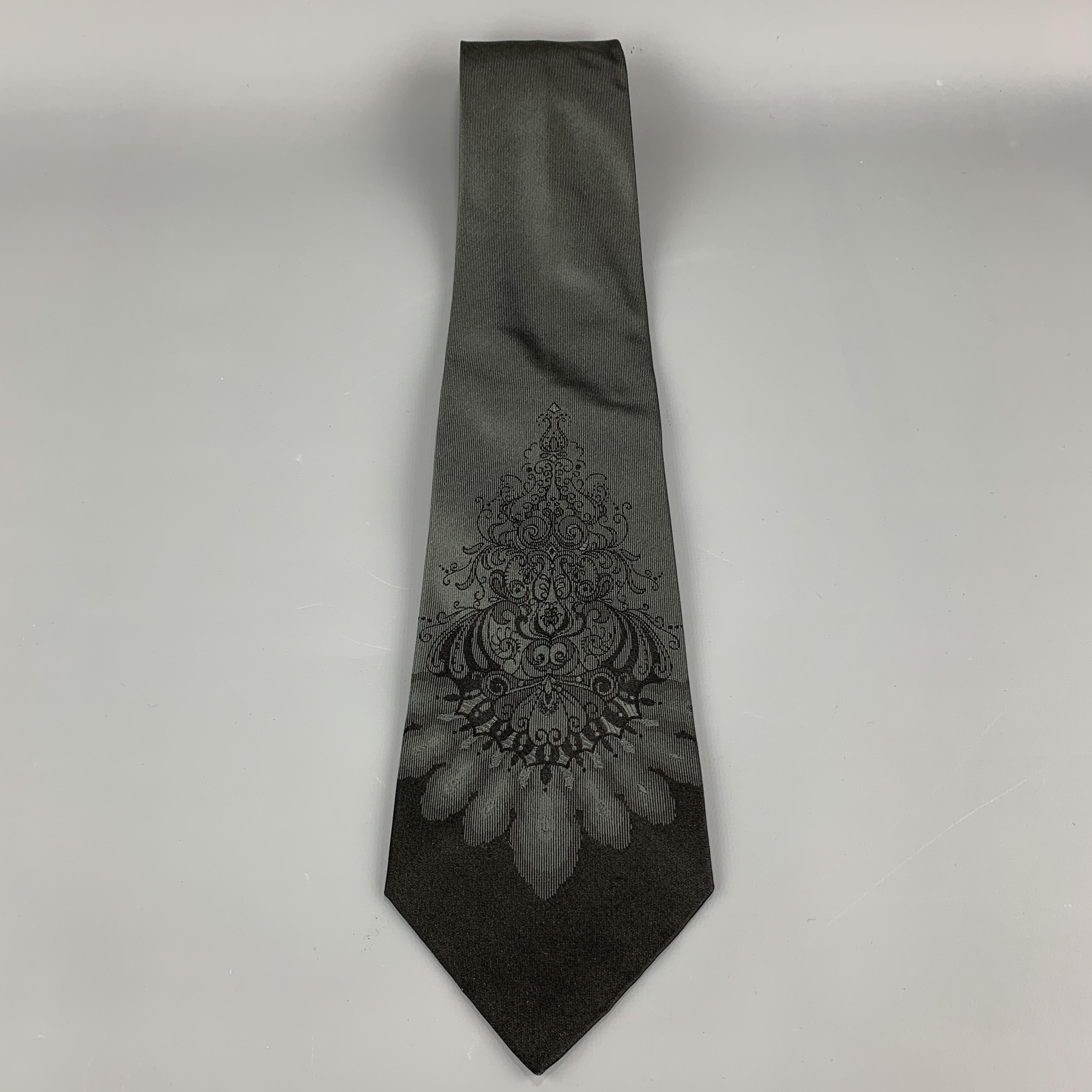 DOLCE & GABBANA necktie comes in charcoal silk twill with an abstract paisley print. Made in Italy.

Excellent Pre-Owned Condition.

Width: 3.75 in.