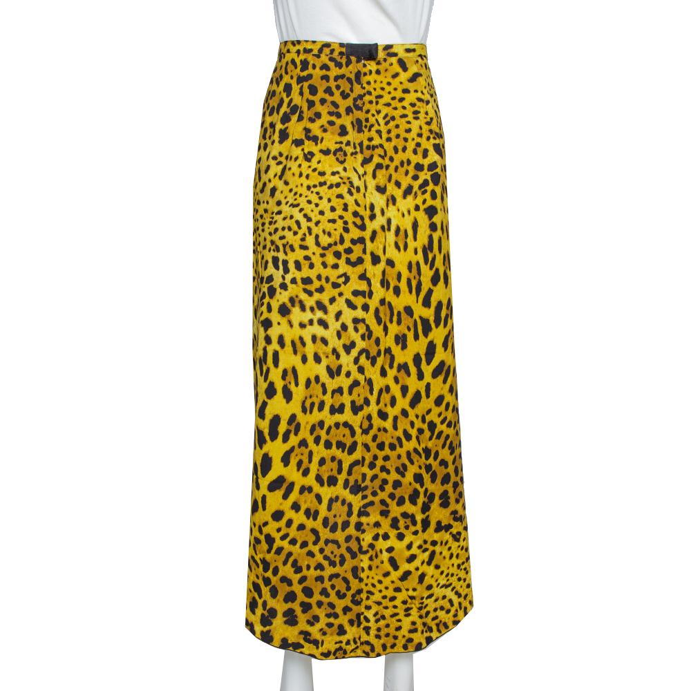 What a delighting sight this skirt brings! Made from silk, this Dolce & Gabbana skirt flaunts leopard prints all over and a zipper for you to slip into it. The skirt will give you a beautiful look when you wear it with a plain blouse and slingback