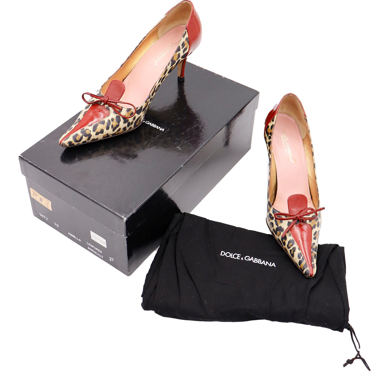 Diese Dolce & Gabbana Lederabsätze mit Leopardenmuster haben kontrastierendes rotes Leder auf der Rückseite, der Ferse, der Zunge/Klappe und der Schleife. Diese Schuhe kommen mit ihrer Originalverpackung und Staubbeutel und sind mit dem Label Dolce