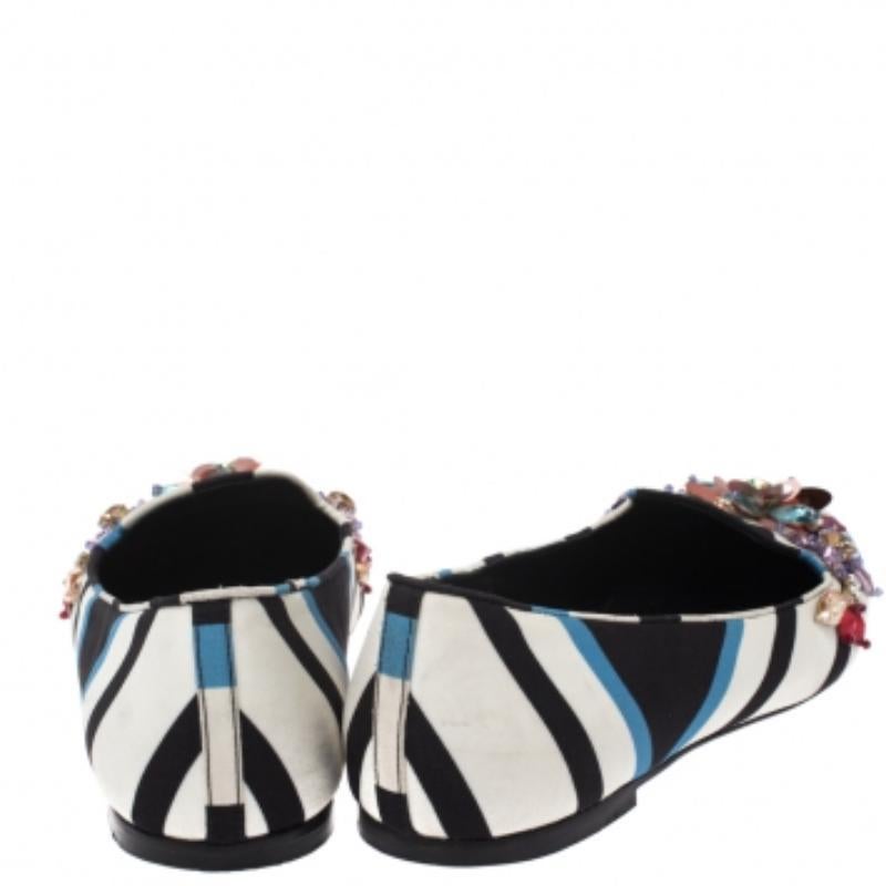 Diese eleganten Ballerinas stammen von Dolce & Gabbana. Sie sind aus einem mit Chevron bedruckten Stoff gefertigt und tragen schöne mehrfarbige Farbtöne. Sie haben eine runde Schuhspitze, Kristallverzierungen auf dem Obermaterial und goldfarbene