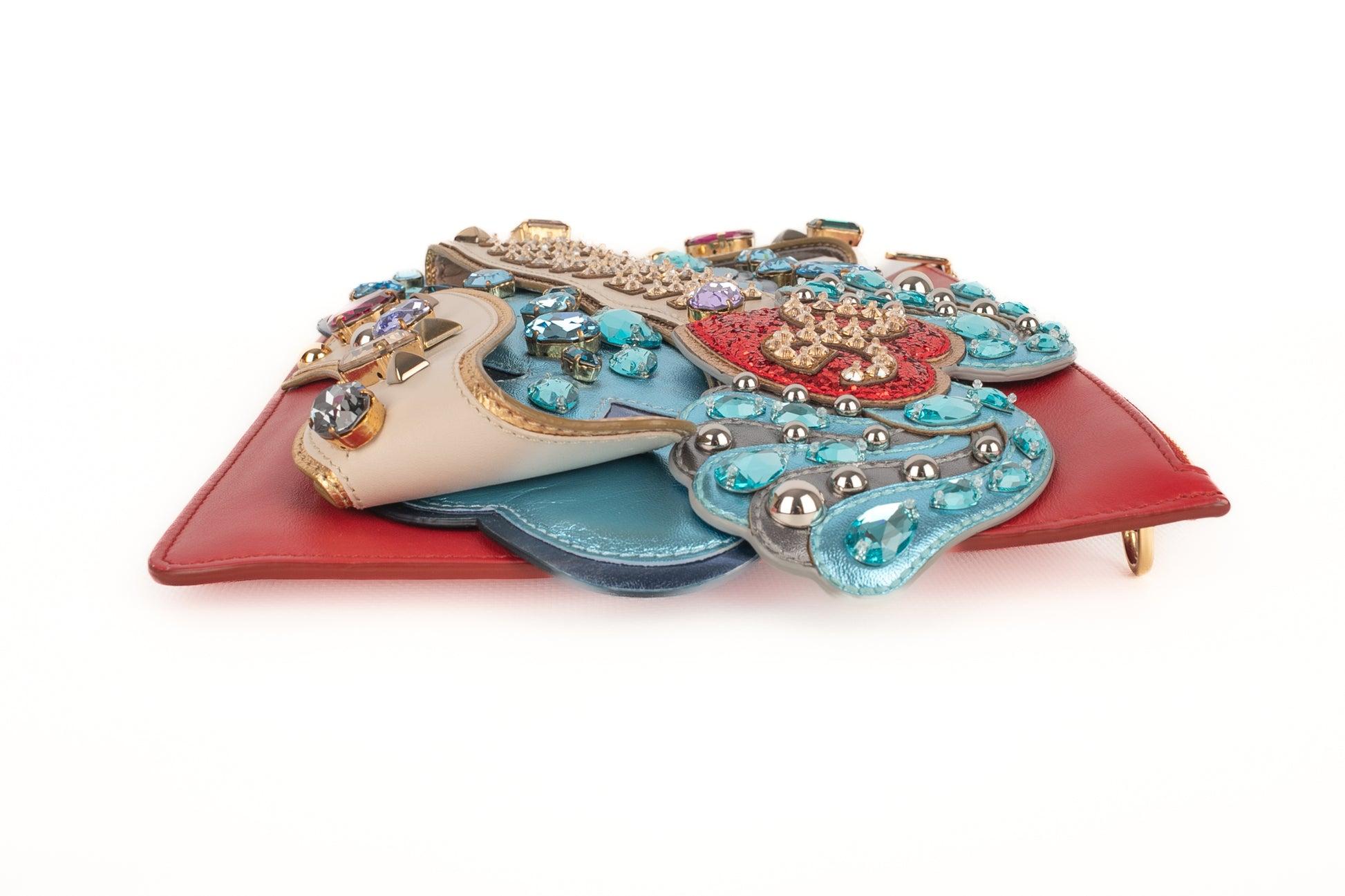 Dolce & Gabbana - Sac à main en cuir rouge avec des patchs en cuir bleu et beige décorés de strass et de paillettes. Collectional automne-hiver 2018.

Informations complémentaires :
Condit : Très bon état.
Dimensions : Longueur : 30 cm - Hauteur :