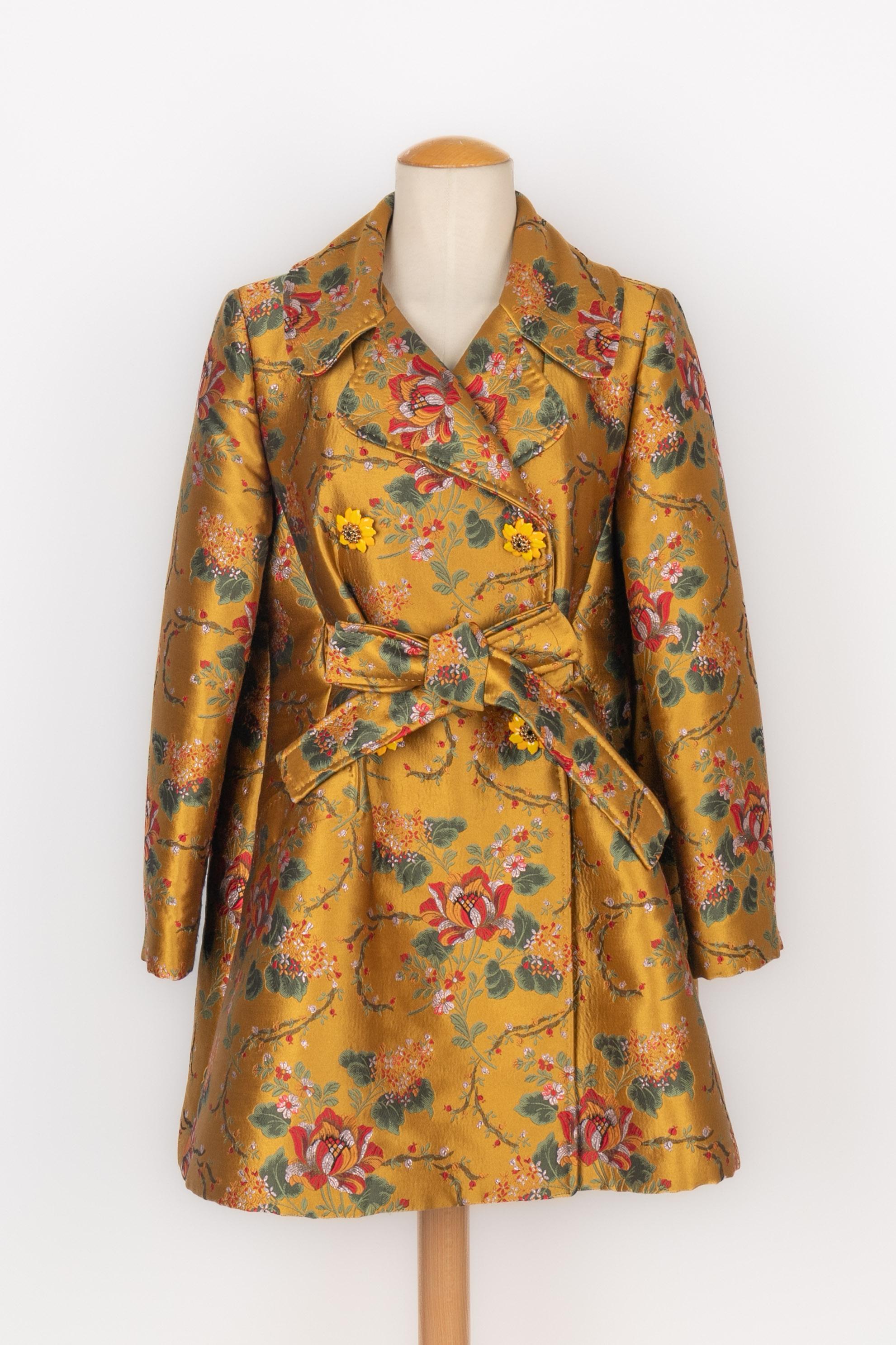 DOLCE&GABBANA - (Made in Italy) Yellow Jacquard coat with flower pattern. Golden metal buttons enameled with yellow and centered with rhinestones. Size 42FR indicated. 2019 Fall-Winter Collection.

Condition:
Very good