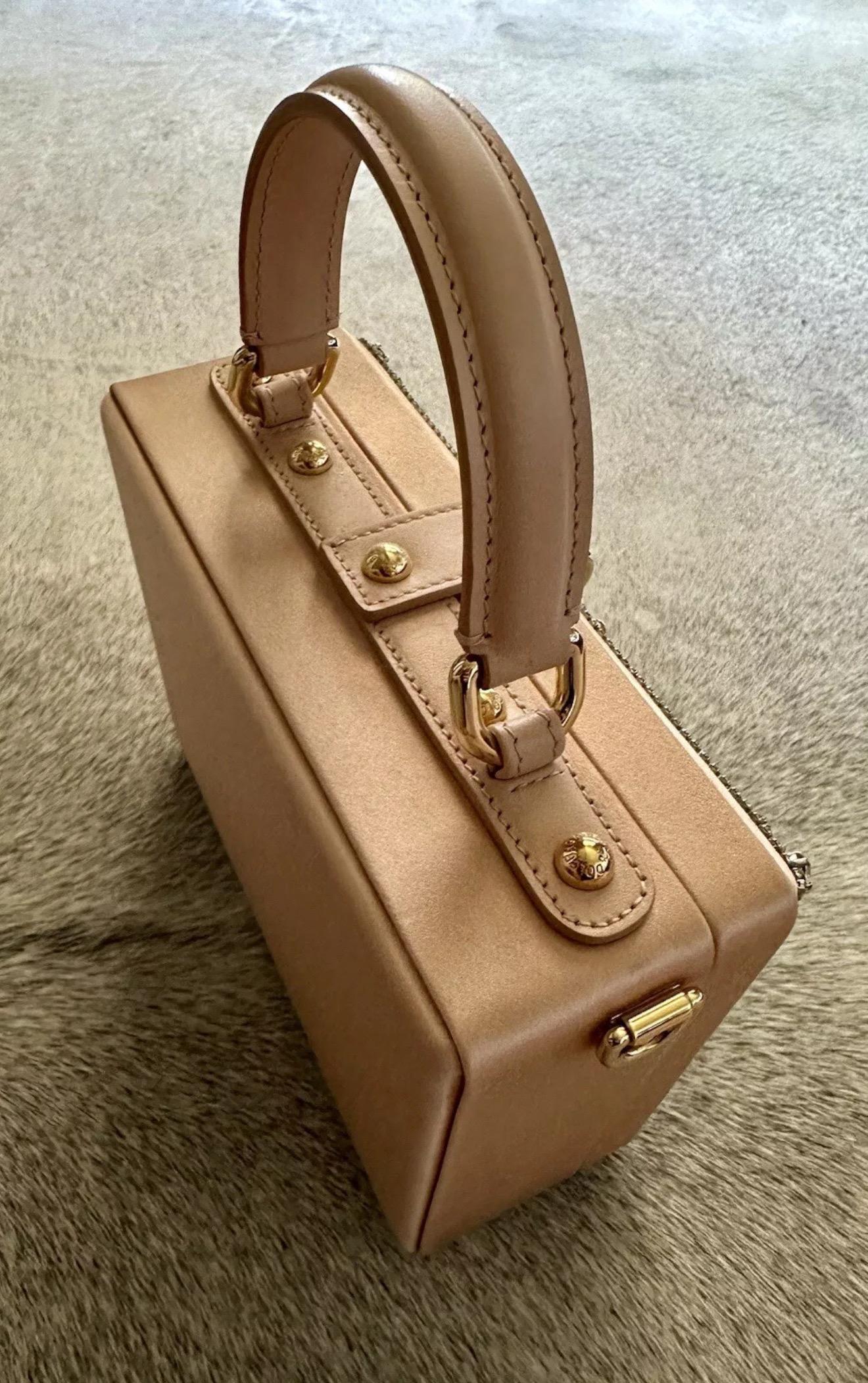 DOLCE & GABBANA Sac de collection en satin brodé de cristaux avec bandoulière Bon état - En vente à Woodland Hills, CA