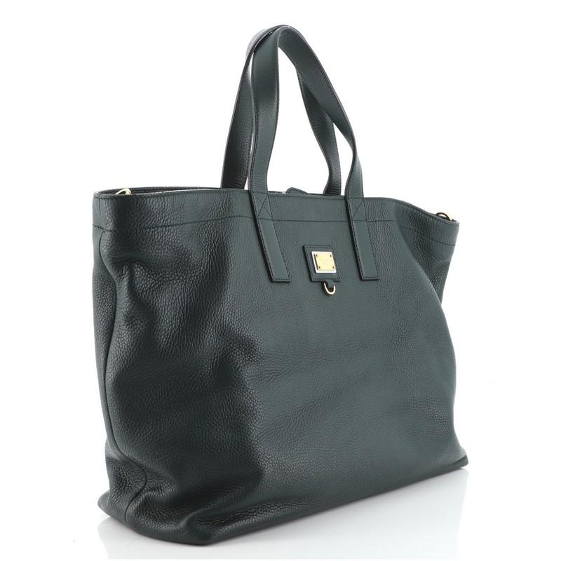 Condizioni: Buono. Moderata sgualcitura sull'esterno e sui manici, moderate crepe, scrostature e spaccature sui bordi della cera di apertura. Spaccature sui bordi della cera della chiusura, graffi sull'hardware.
Accessori: Con cinghia
Misure: