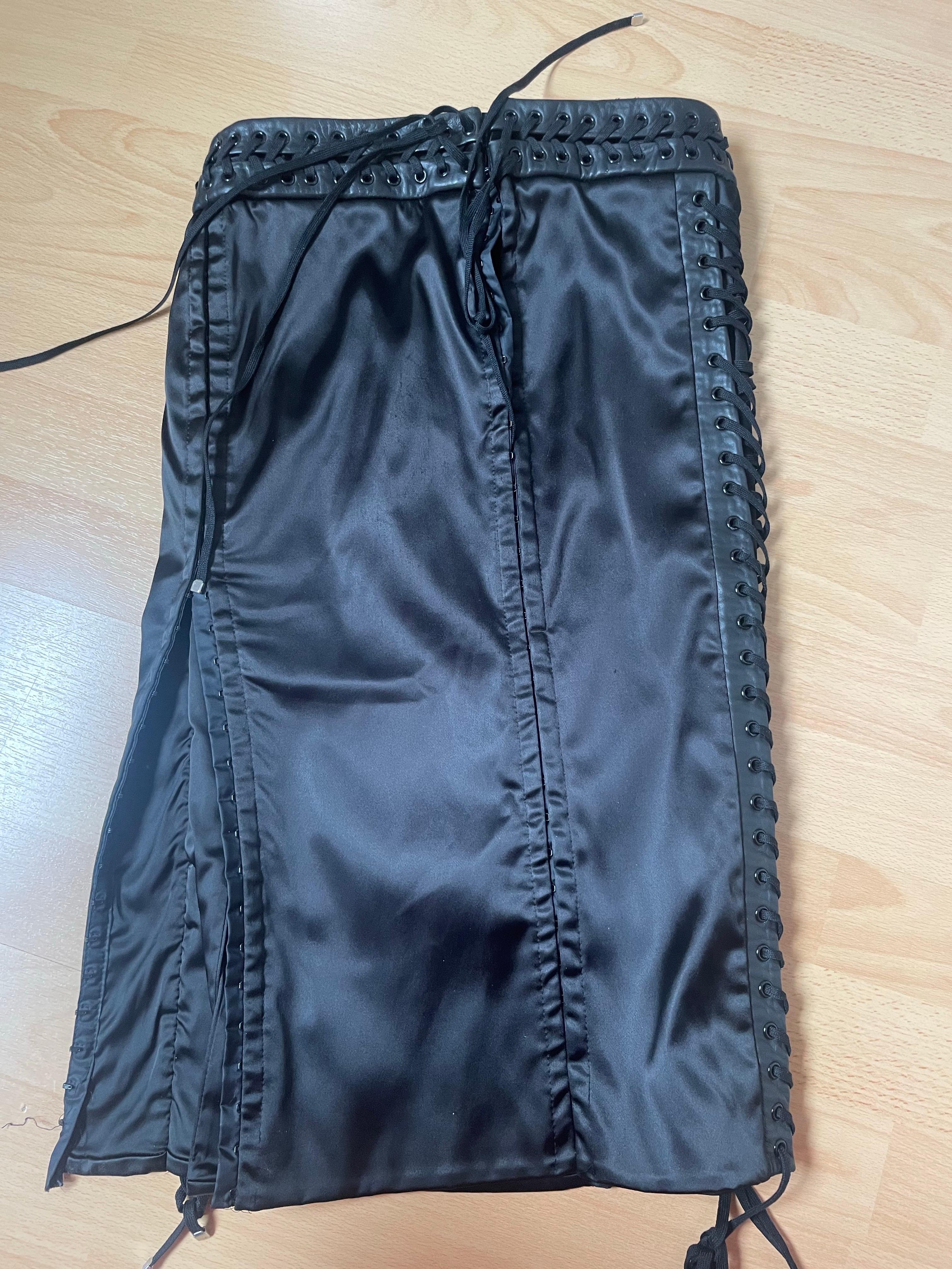 Bellissima gonna in stile corsetto con allacciatura. Taglia 38 italiana. Realizzato in acetato. L'etichetta del marchio di paillettes e il cartellino di composizione si sono staccati e non riesco a trovarli, ma avevo scattato una foto. Pulsanti con