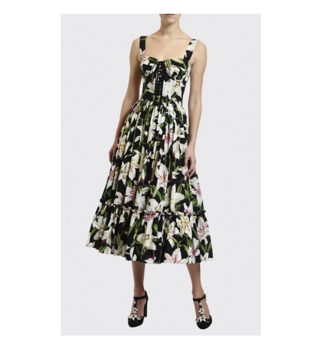 Dieses Bustierkleid aus Baumwollpopeline mit
spitzen, ein kreisrunder Rock und ein Blumendruck sind ein
Der absolute Klassiker von Dolce&Gabbana:

- Sweetheart-Ausschnitt

- Ärmellos mit Schulterriemen

- Smockstich auf dem Rücken

- Reißverschluss
