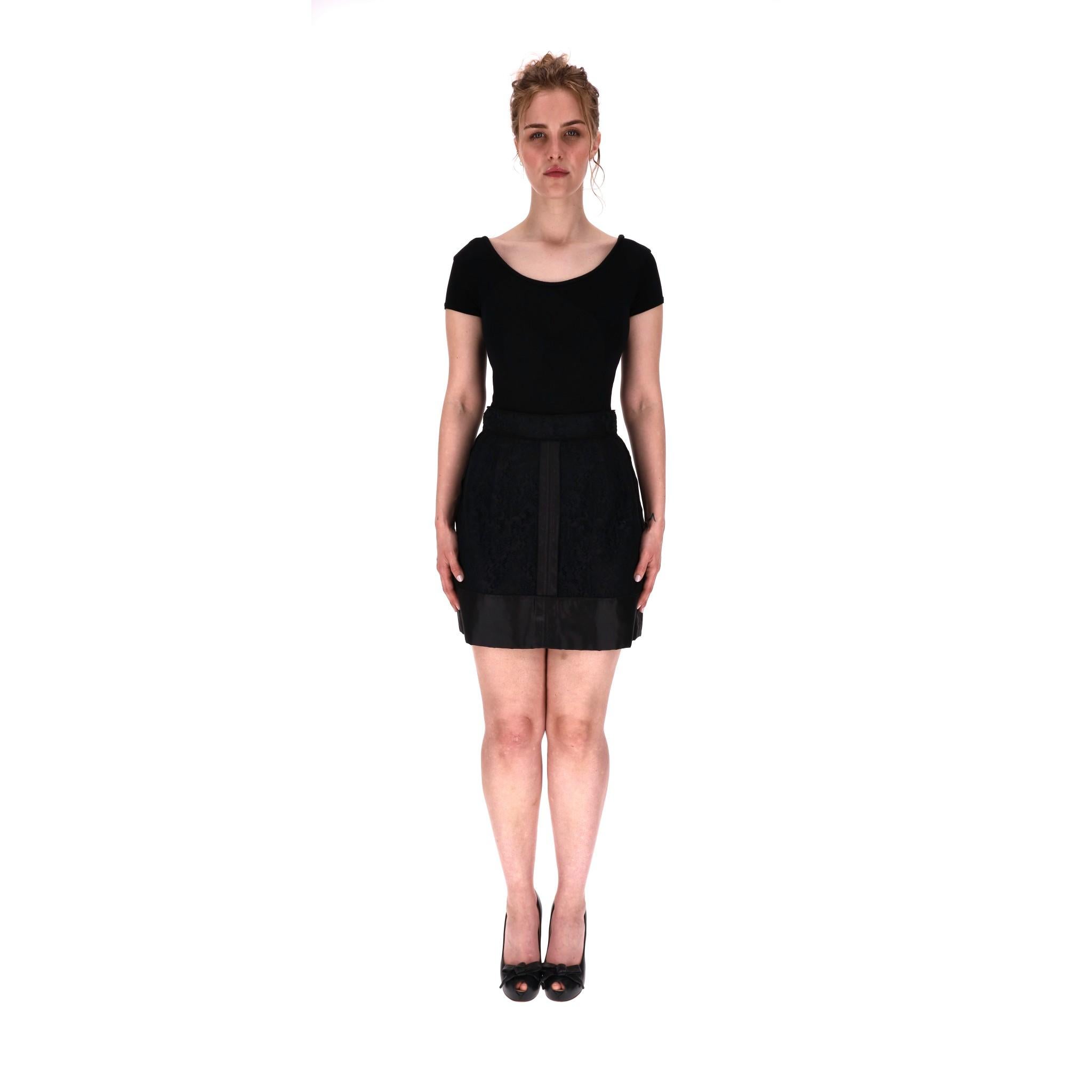 Dolce & Gabbana Cotton & Silk Blend Skirt

Black mini skirt with floral lace design and silk trim.

Featuring A-Line silhouette and zip fastening to rear.

Size – 42IT

Condition – Very Good (Minor mark)

Composition – 70% Cotton, 20% Silk, 10%