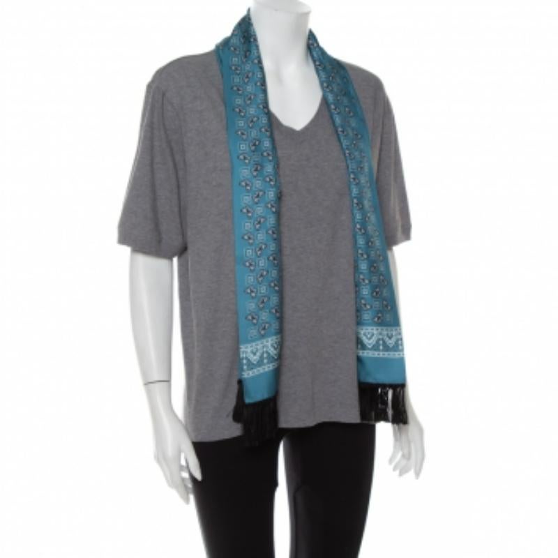 Dolce & Gabbana brings you this smart t-shirt to make you look very stylish and win compliments from one and all! The grey creation is made of cotton and flaunts a V neckline and short sleeves. It is accompanied by a beautifully-printed silk scarf.