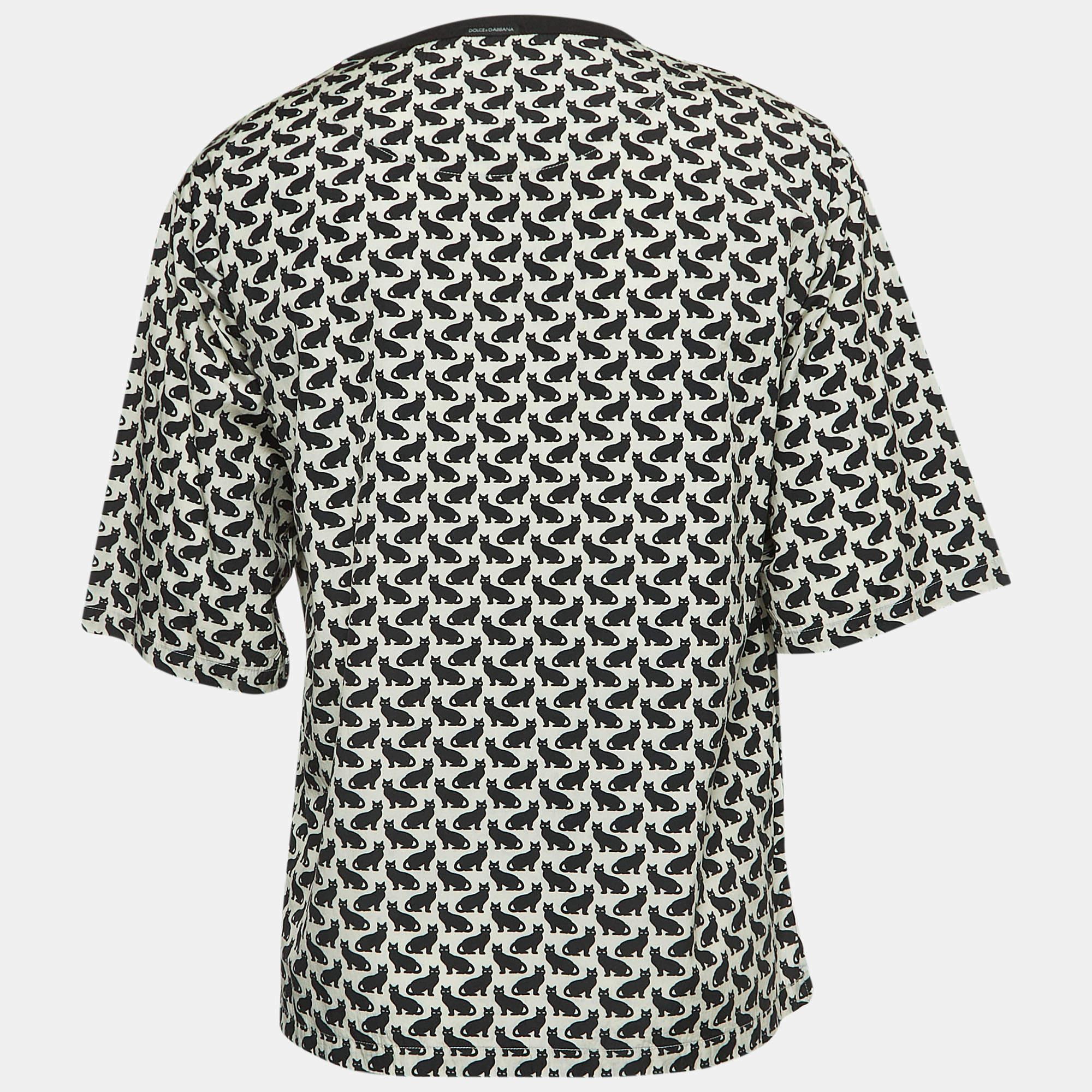 As shirts are an indispensable part of a wardrobe, Dolce & Gabbana brings you a creation that is both versatile and stylish. It has been tailored from high-quality fabric for a classy look and fit.

