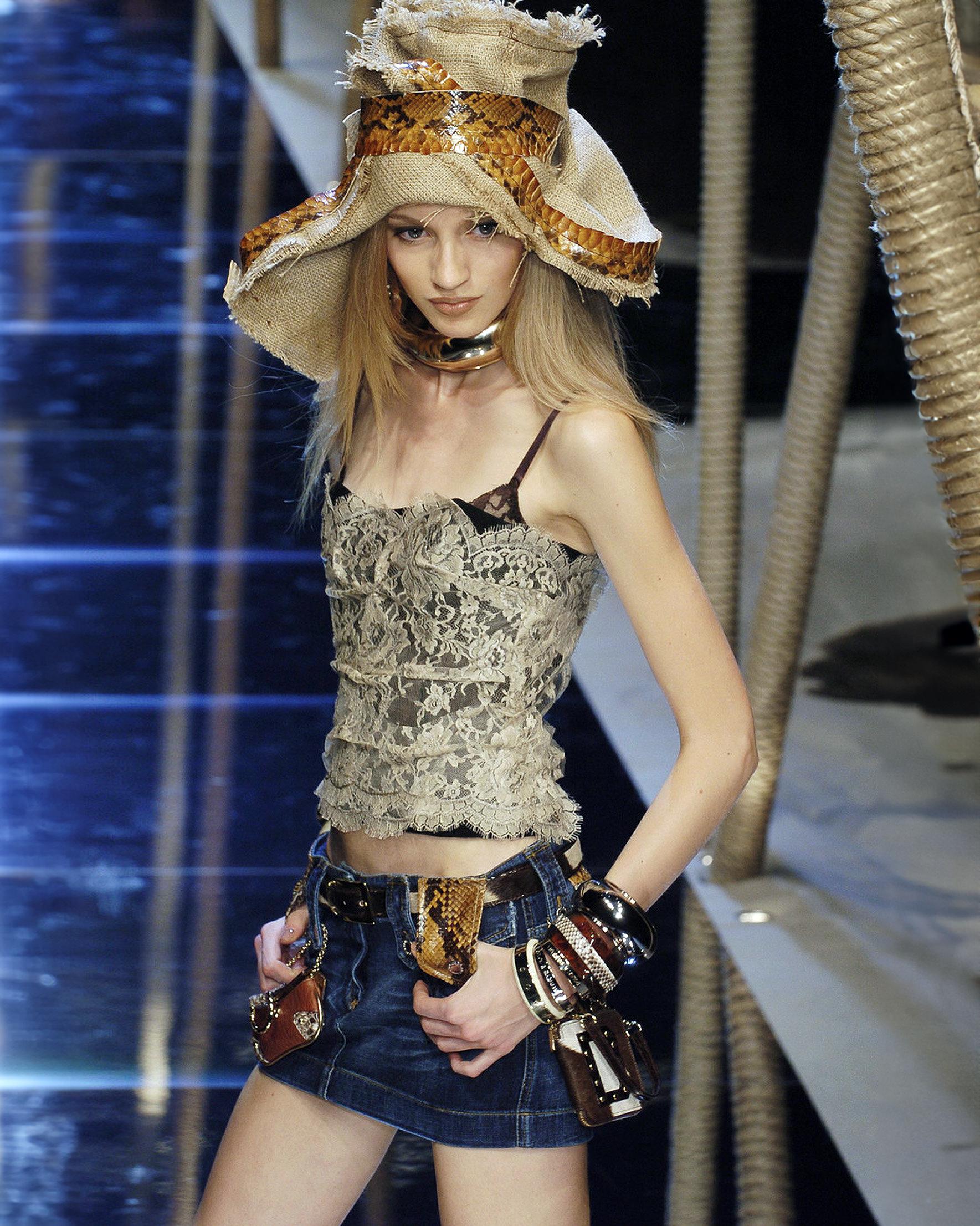 Dolce & Gabbana Cremefarbenes und braunes Spitzenkorsett und Minirock-Set, SS 2005 Damen im Angebot