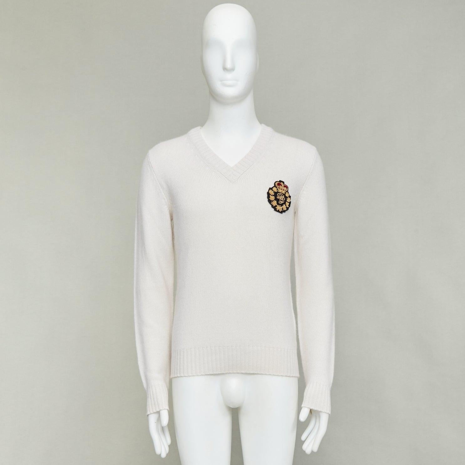 DOLCE GABBANA crema cashmere oro scudetto varsity con scollo a V IT46 S.I.V.A. in vendita 5