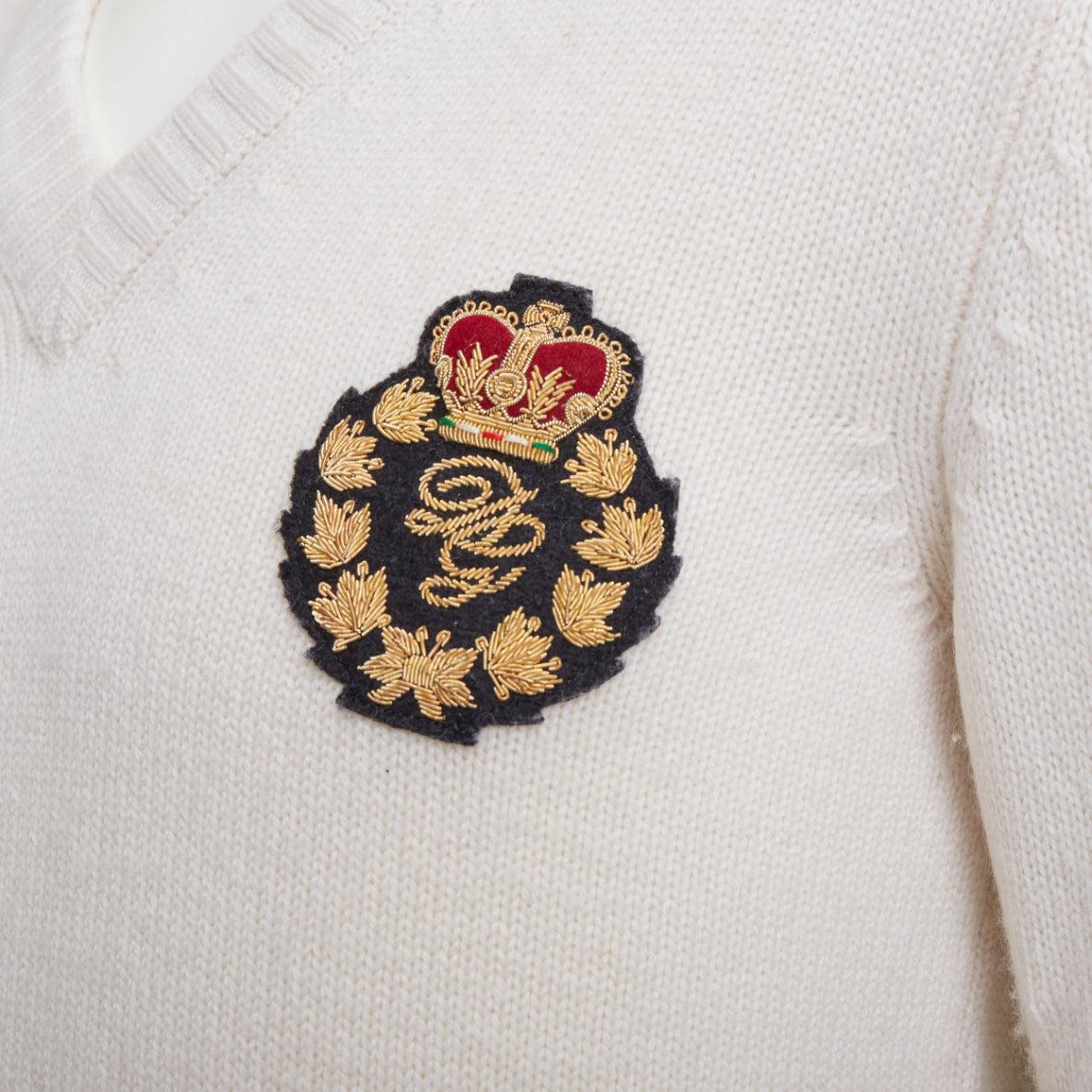 DOLCE GABBANA crema cashmere oro scudetto varsity con scollo a V IT46 S.I.V.A.
Riferimento: SYYG/A00001
Marchio: Dolce & Gabbana
Designer: Domenico Dolce & Stefano Gabbana
Materiale: Cashmere
Colore: Crema, Oro
Modello: Tinta unita
Chiusura: