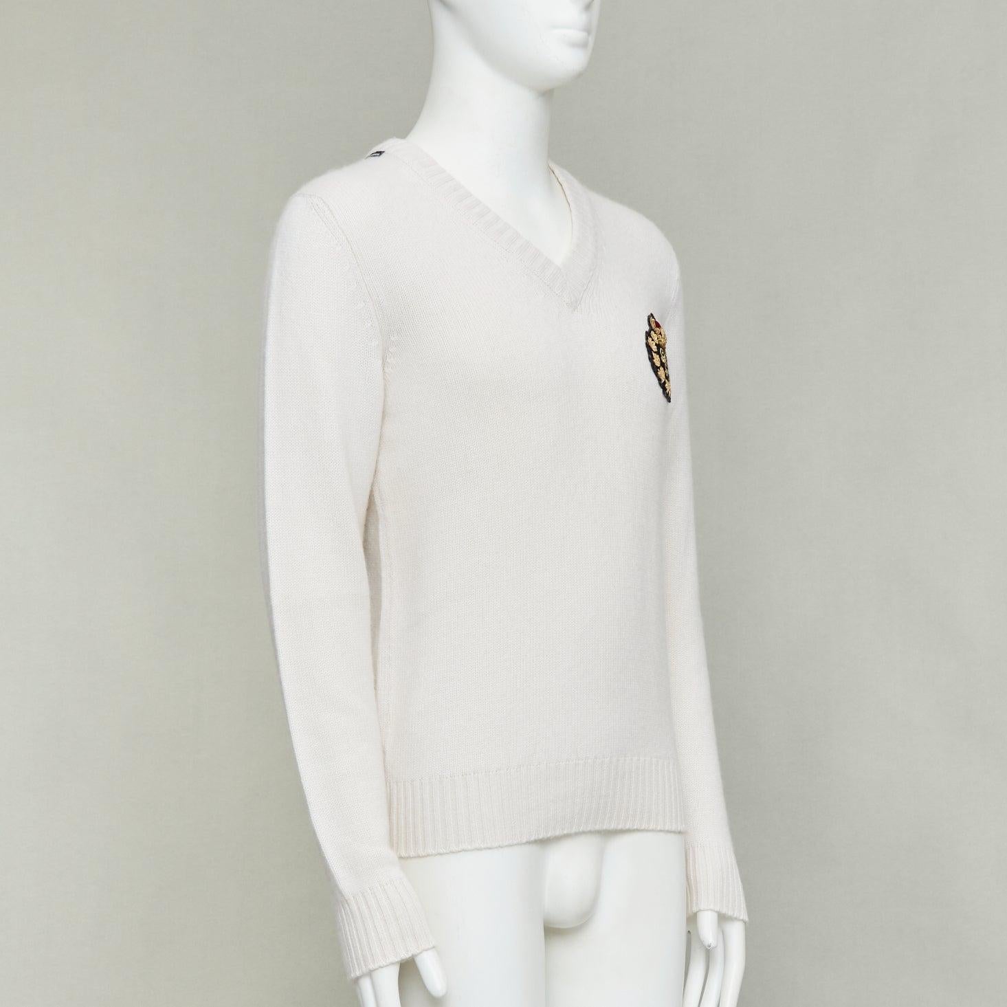 Grigio DOLCE GABBANA crema cashmere oro scudetto varsity con scollo a V IT46 S.I.V.A. in vendita