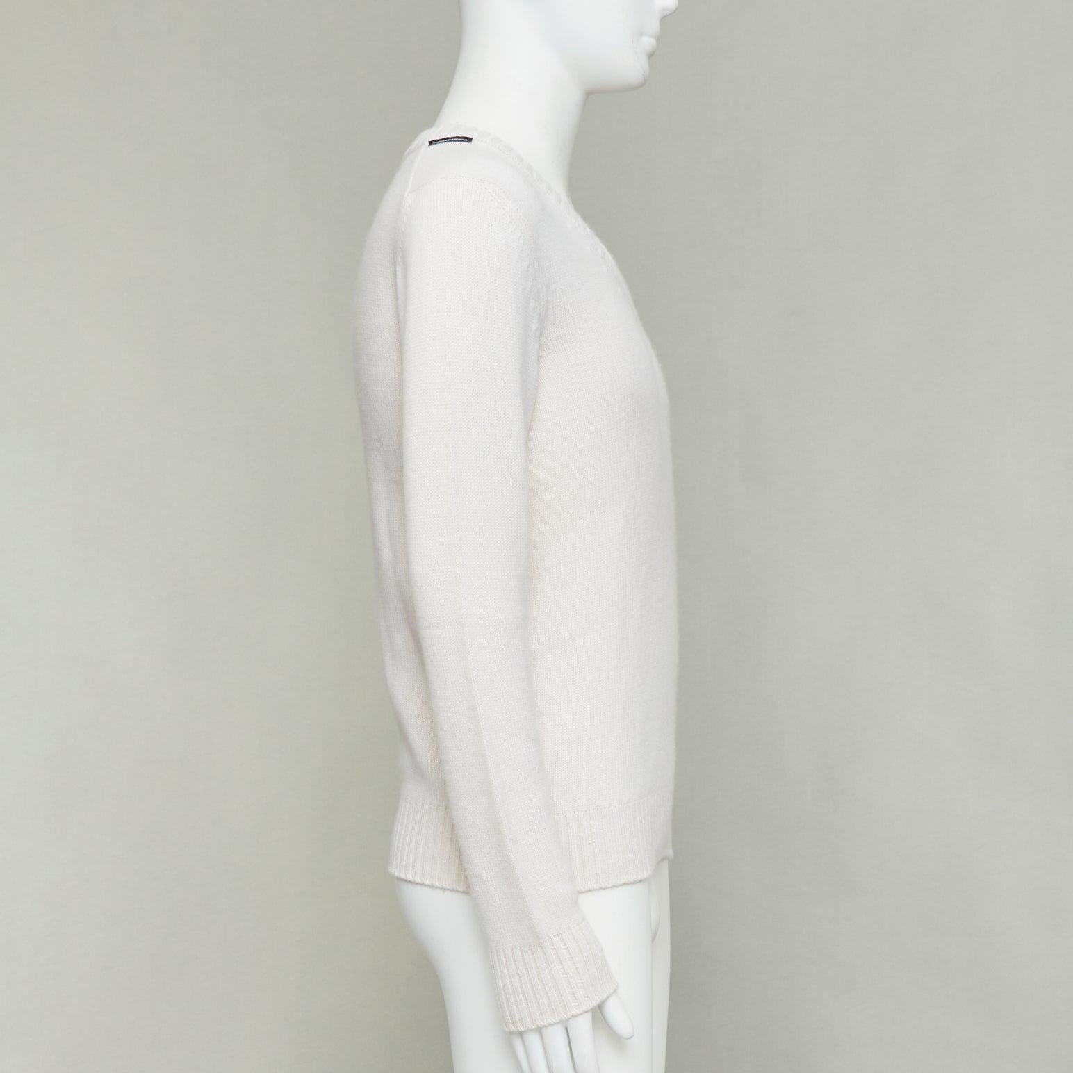 DOLCE GABBANA crema cashmere oro scudetto varsity con scollo a V IT46 S.I.V.A. In condizioni buone in vendita a Hong Kong, NT