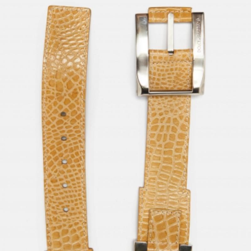 Cette ceinture Dolce & Gabbana apportera une touche de luxe à votre tenue. Il est soigneusement conçu pour durer et rehausser votre style pendant longtemps.