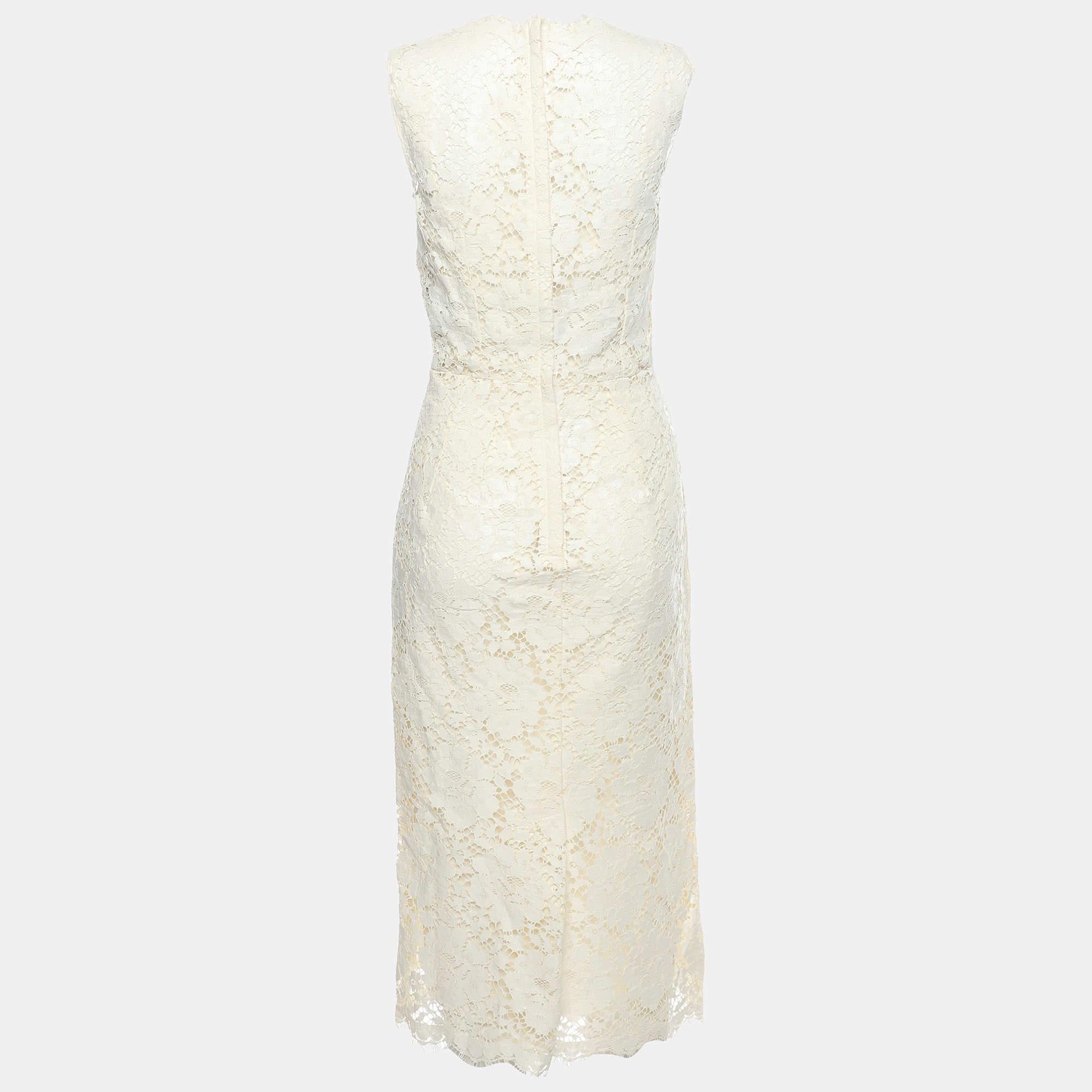 This stylish midi dress exudes elegance and sophistication. Its flattering length falls between the knee and ankle offering a versatile option for various occasions. With its chic design it combines modern trends with timeless charm making it a must