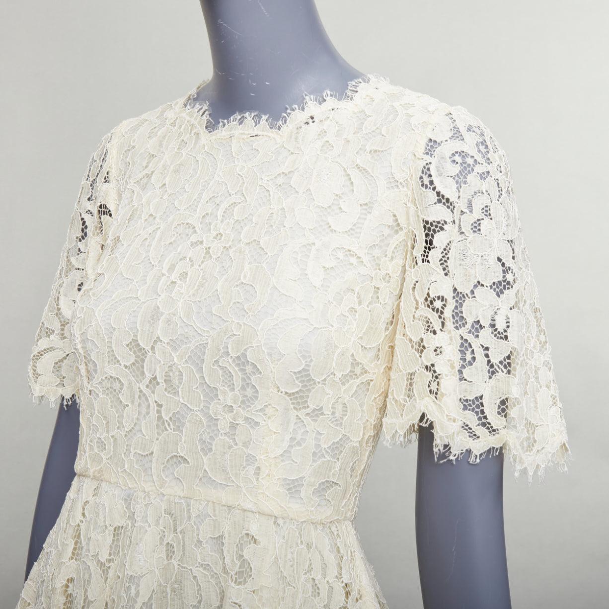 DOLCE GABBANA - Robe à manches courtes en dentelle florale crème doublée de soie IT40 S
Référence : GEGG/A00074
Marque : Dolce Gabbana
Designer : Domenico Dolce et Stefano Gabbana
Matière : Rayon, mélange
Couleur : Crème
Motif : Dentelle
Fermeture :