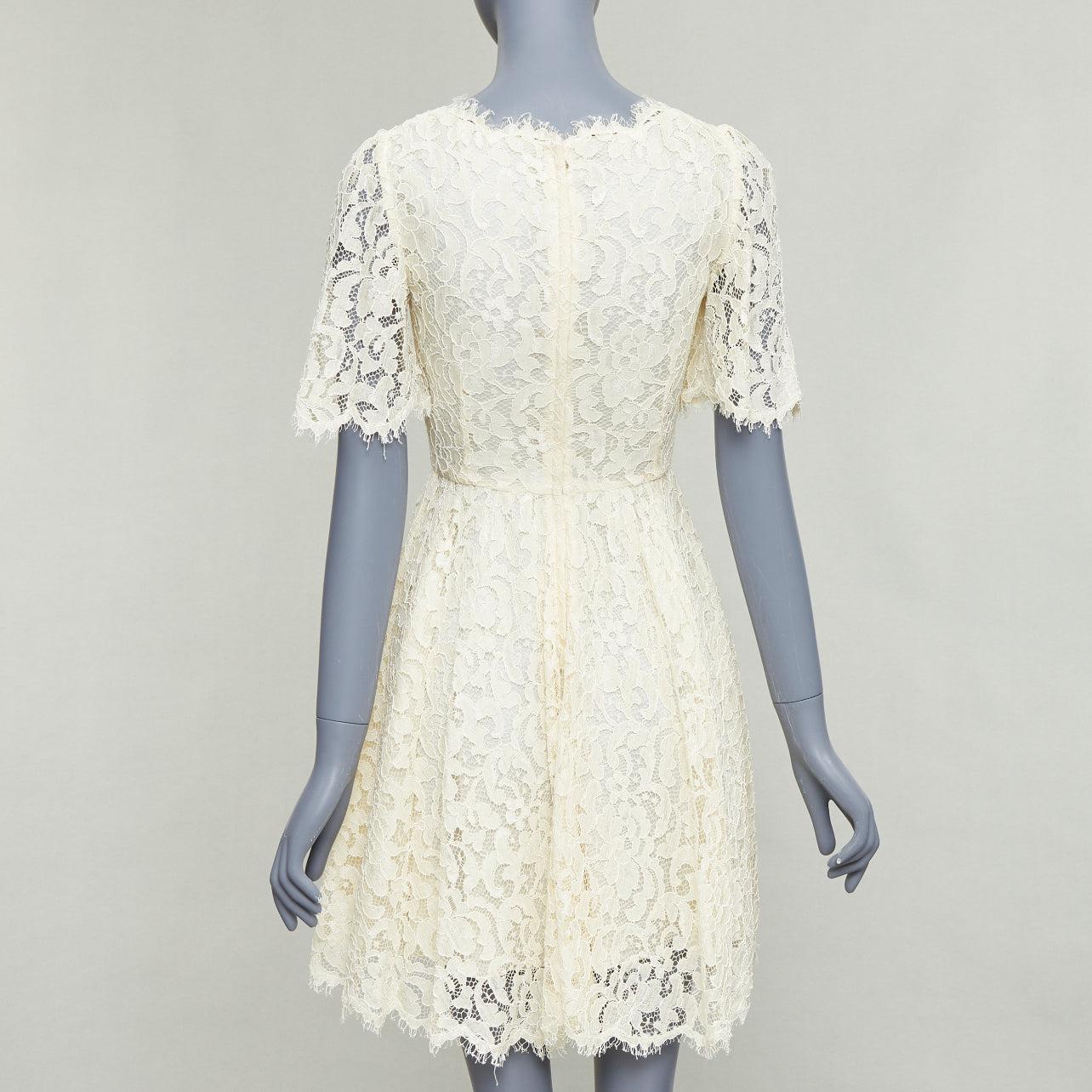DOLCE GABBANA - Robe à manches courtes en dentelle florale crème doublée de soie IT40 S Pour femmes en vente