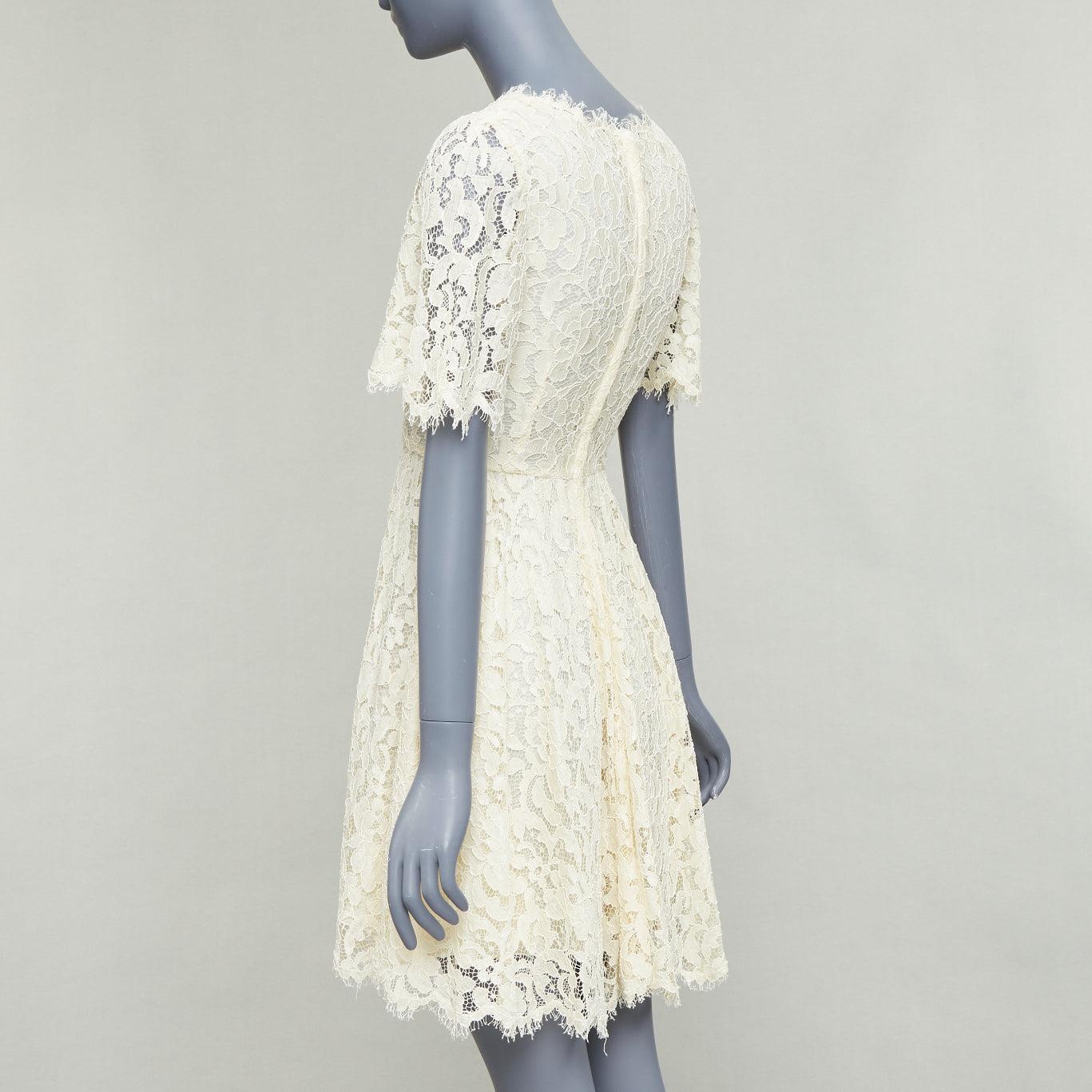 DOLCE GABBANA - Robe à manches courtes en dentelle florale crème doublée de soie IT40 S en vente 1