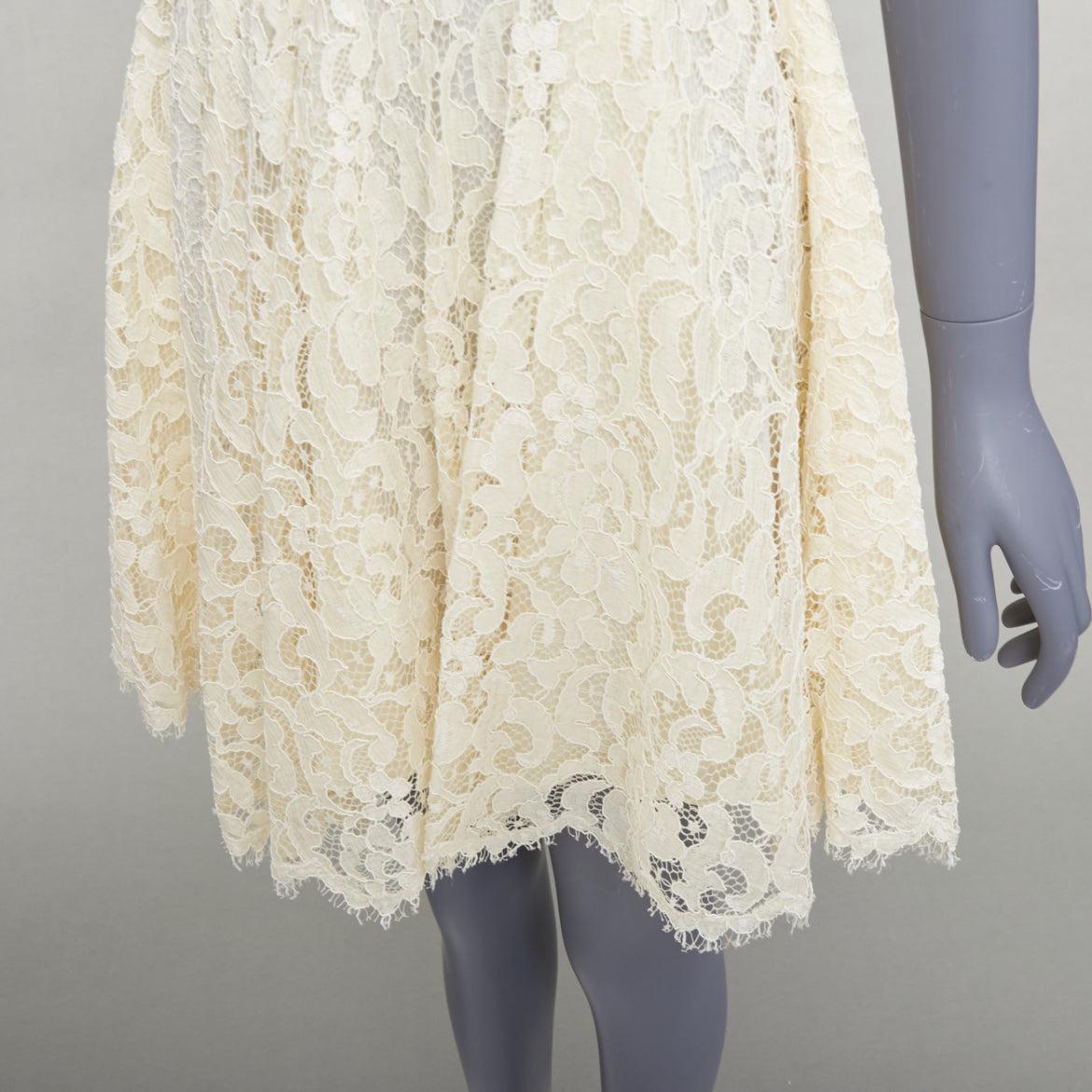 DOLCE GABBANA - Robe à manches courtes en dentelle florale crème doublée de soie IT40 S en vente 2