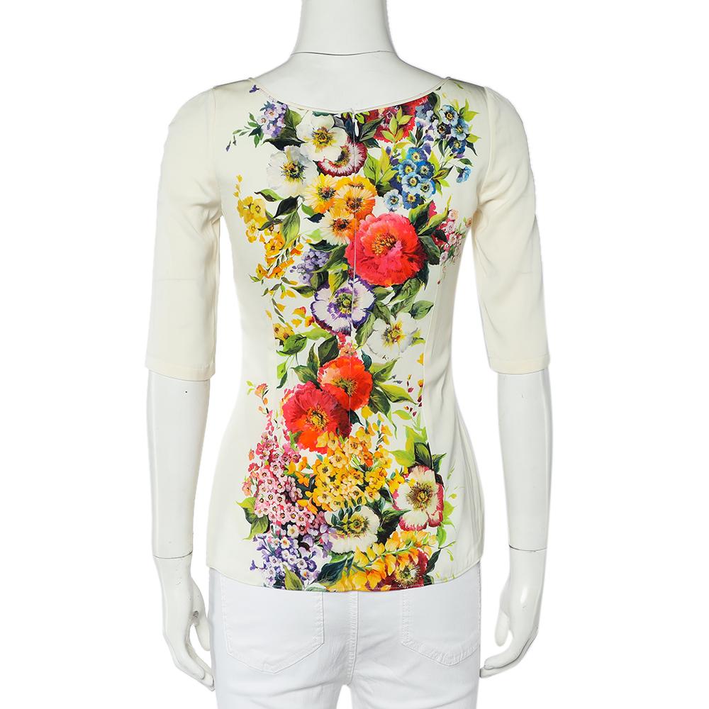 A blend of comfort and style, this Dolce & Gabbana top is exactly what you need to be at the top of your style game. This cream floral printed round-neck top makes a remarkable statement no matter where you wear it to. This silk top is a