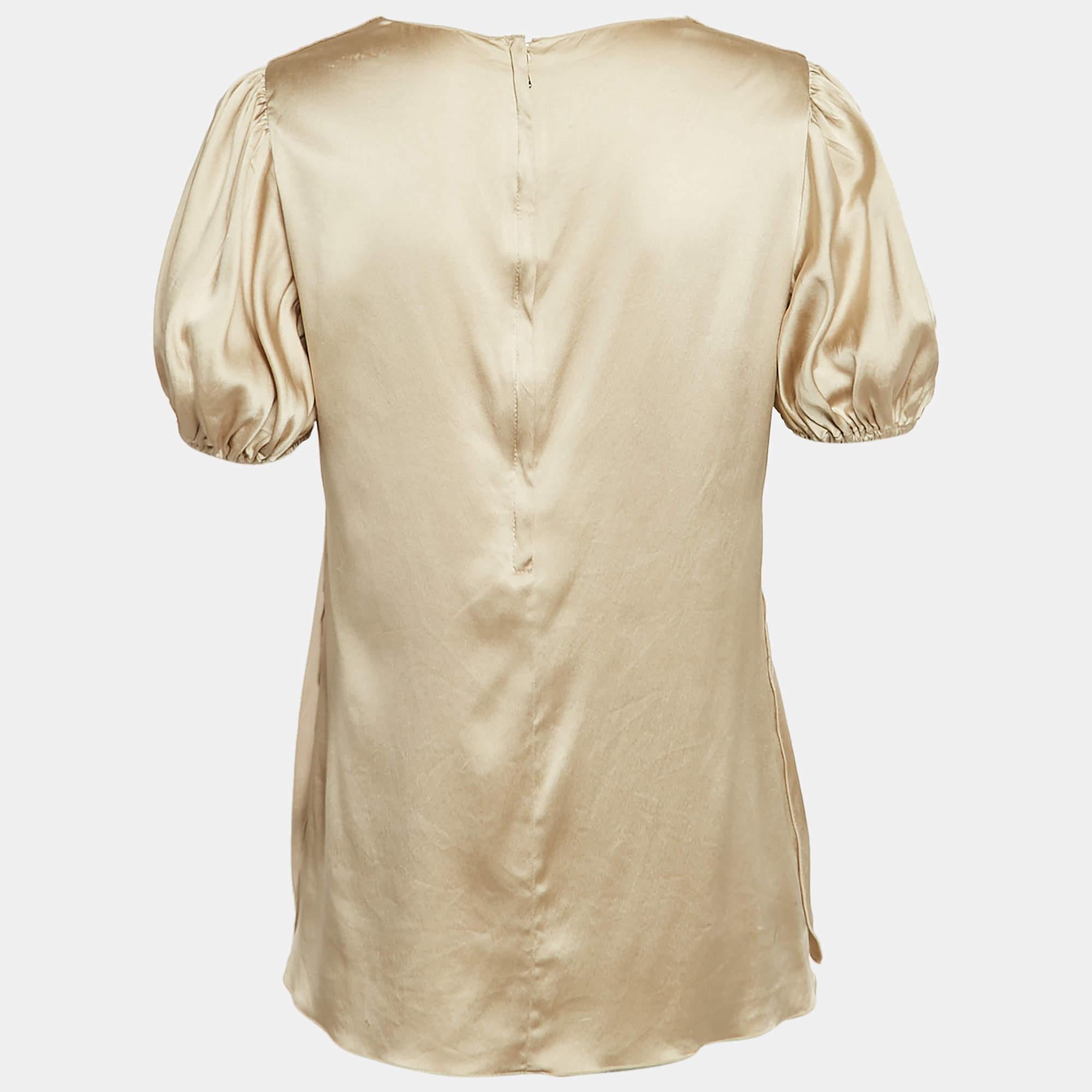 Find great style and comfort while wearing this designer blouse. Tailored using the best fabric  the creation has been given immense detail. Style it with trousers and heels.