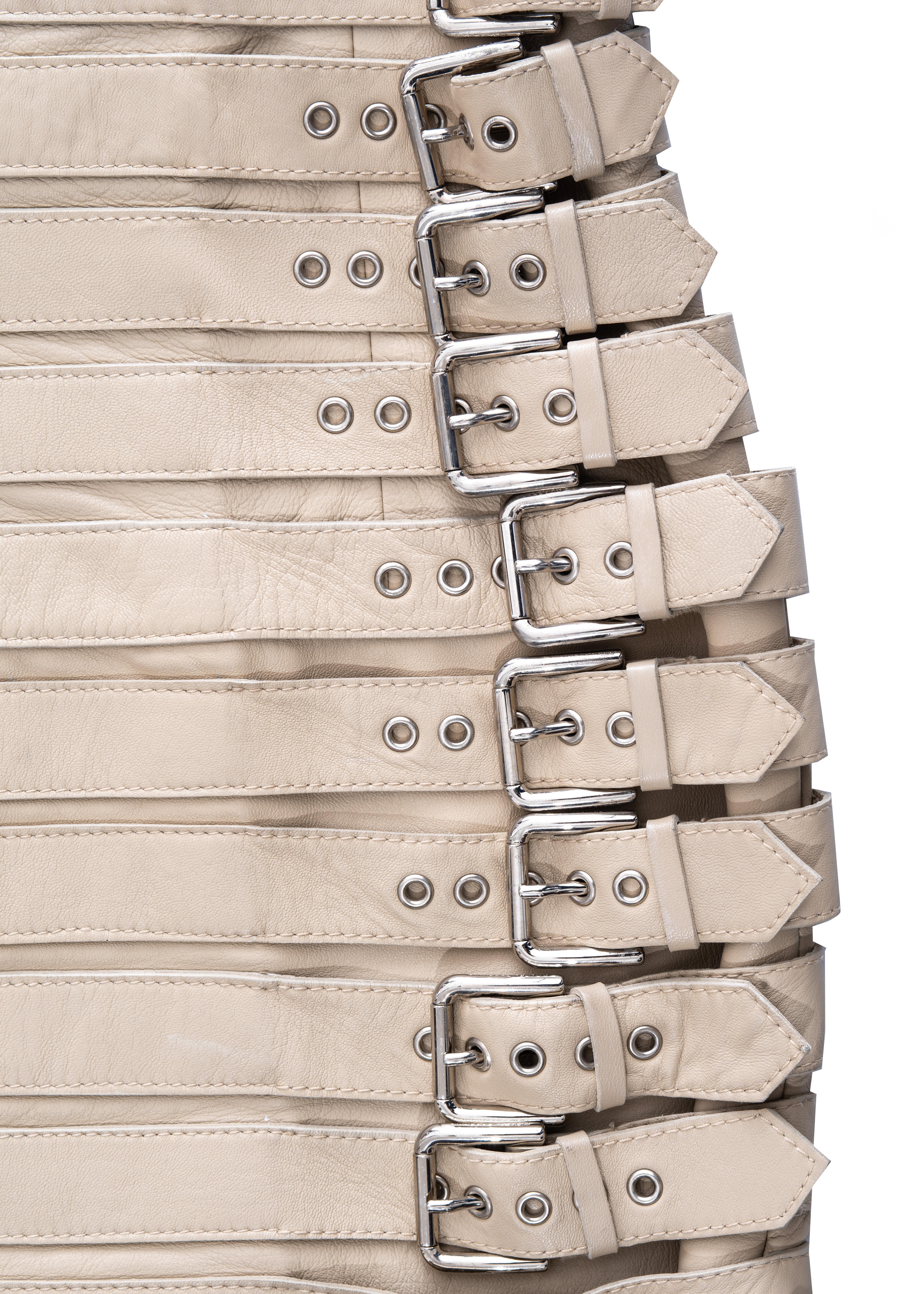 ▪ Dolce & Gabbana cream leather mini skirt 
▪ 100% Lambskin leather 
▪ Ten metal buckle fastenings 
▪ IT 40 - FR 36 - UK 8 - US 4
▪ Spring-Summer 2003