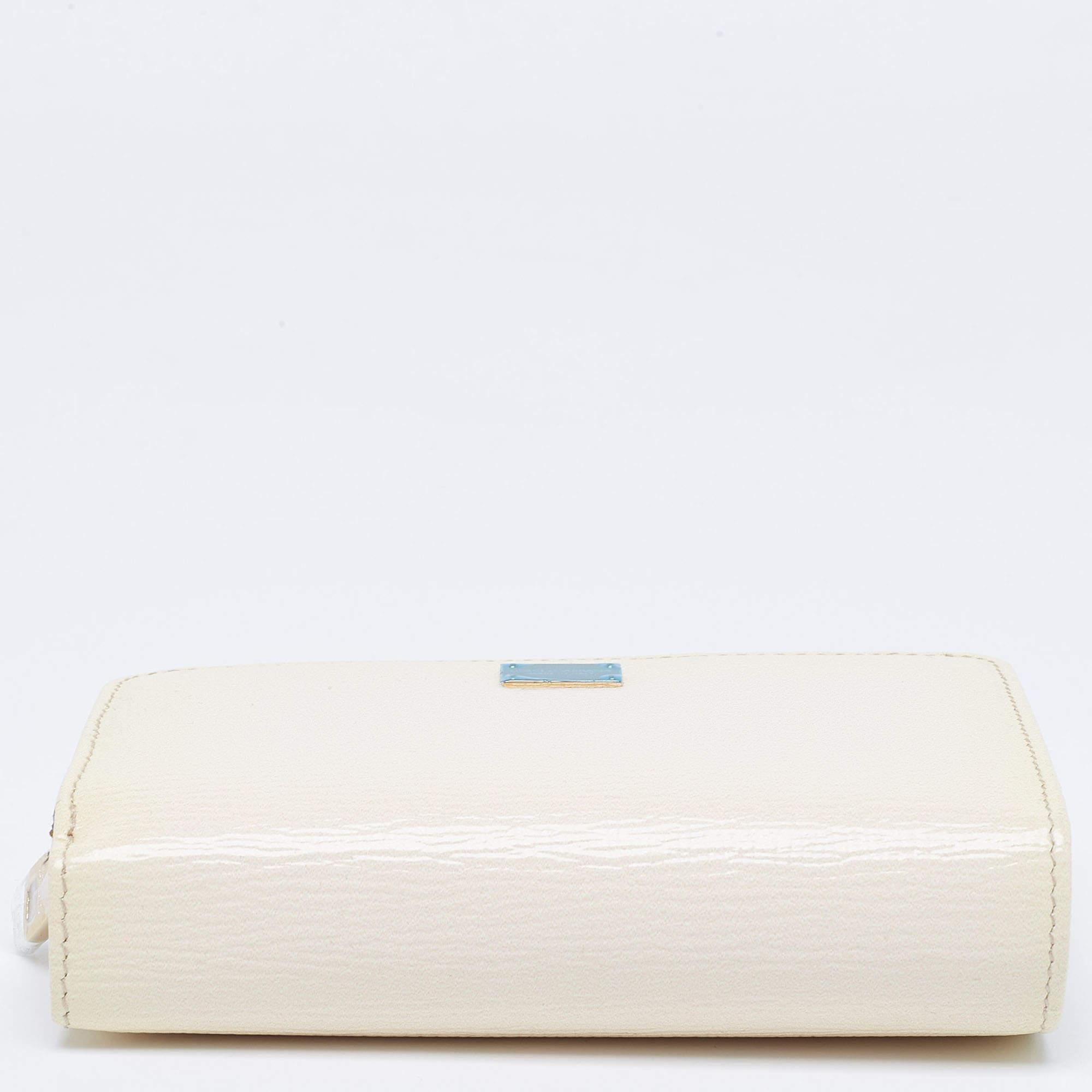 Dolce & Gabbana Cream Patent Leather Compact Wallet In Good Condition In Dubai, Al Qouz 2