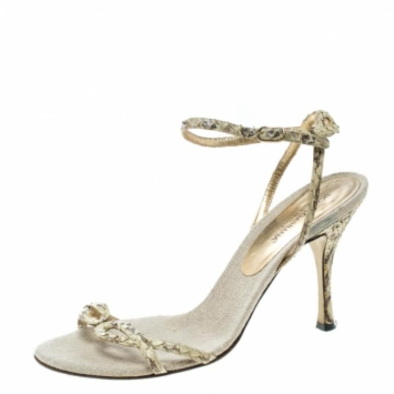 Kombinieren Sie dieses schöne Maxikleid mit diesen umwerfenden cremefarbenen Sandalen von Dolce und Gabbana. Sie sind aus Pythonleder in einer offenen Zehensilhouette gefertigt und mit einzelnen Riemen am Vorderblatt und Schnallenriemen am Knöchel