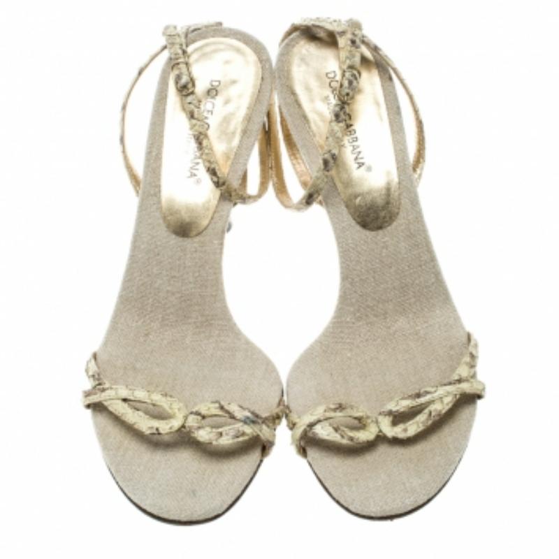 Dolce & Gabbana Cremefarbene Python Ledersandalen mit Knöchelriemen Größe 37,5 (Beige) im Angebot