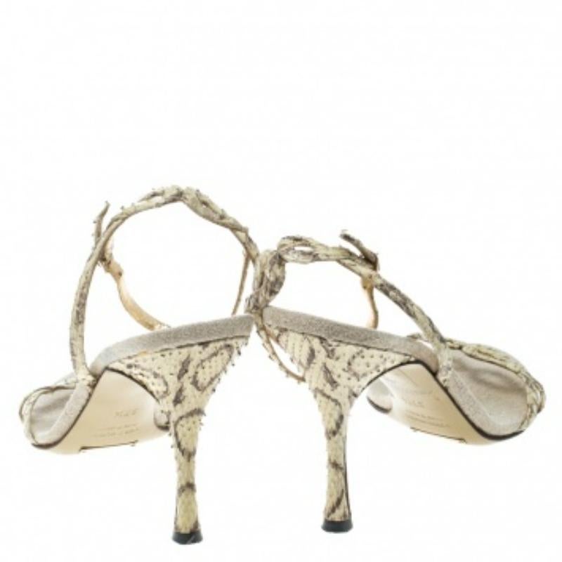 Dolce & Gabbana Cremefarbene Python Ledersandalen mit Knöchelriemen Größe 37,5 Damen im Angebot