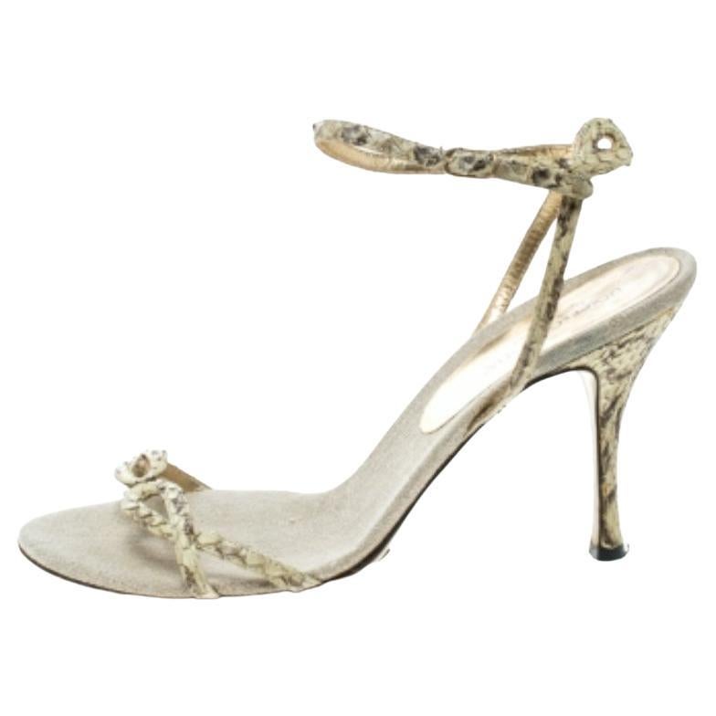 Dolce & Gabbana Cremefarbene Python Ledersandalen mit Knöchelriemen Größe 37,5 im Angebot