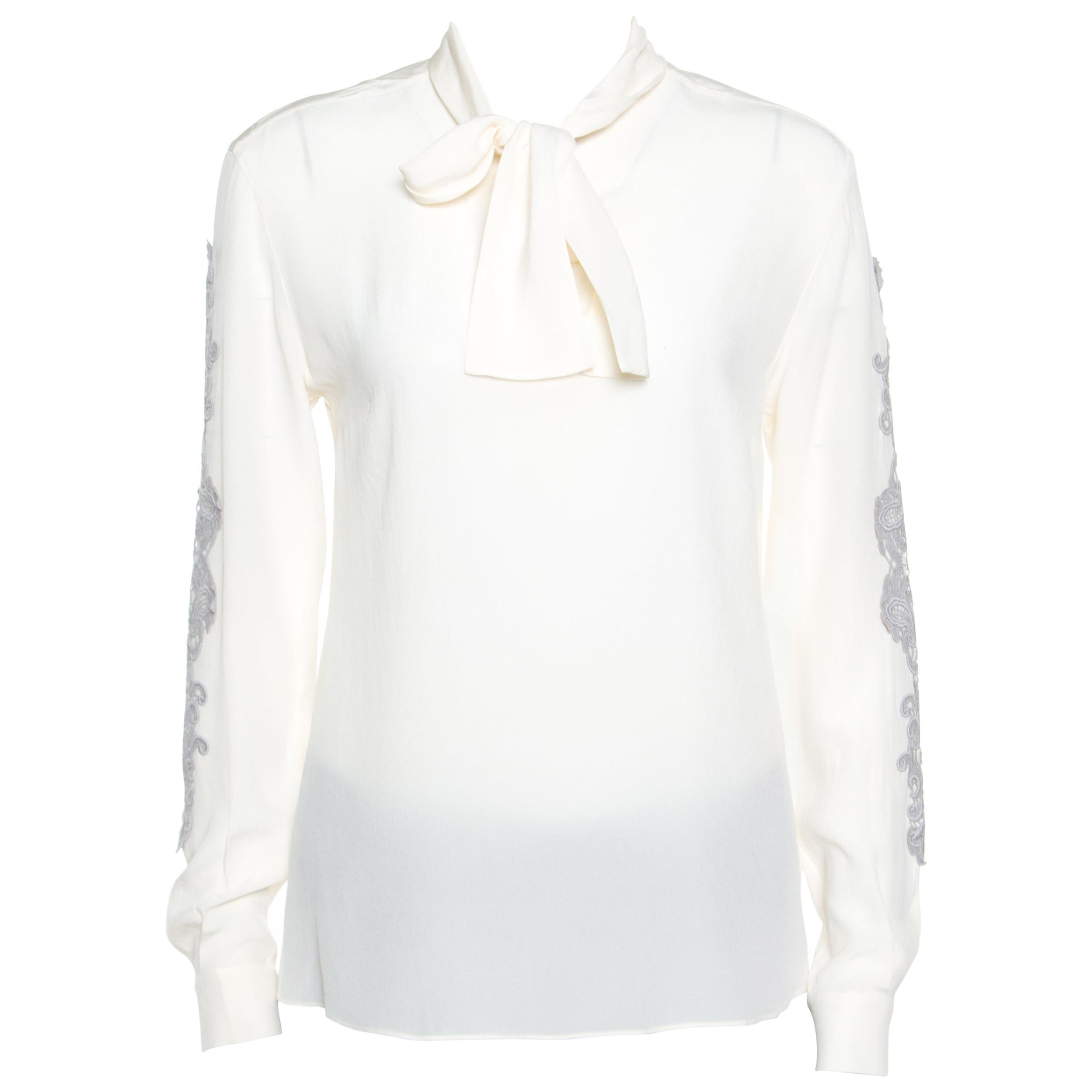 Dolce &amp;amp; Gabbana Cremefarbene Seidenbluse mit Spitzenapplikation und Krawattendetail S im Angebot