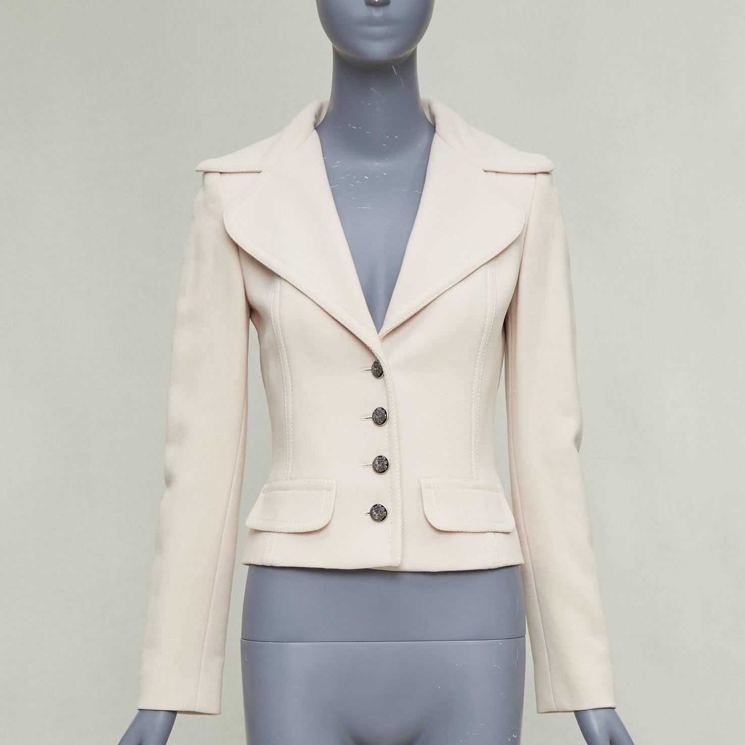 DOLCE & Gabbana blazer court à col tulipe en laine vierge crème IT36 XXS
Référence : CC/A00514
Marque : Dolce Gabbana
Designer : Domenico Dolce et Stefano Gabbana
MATERIAL : Laine vierge
Couleur : Crème, Argent
Motif : Solide
Fermeture :