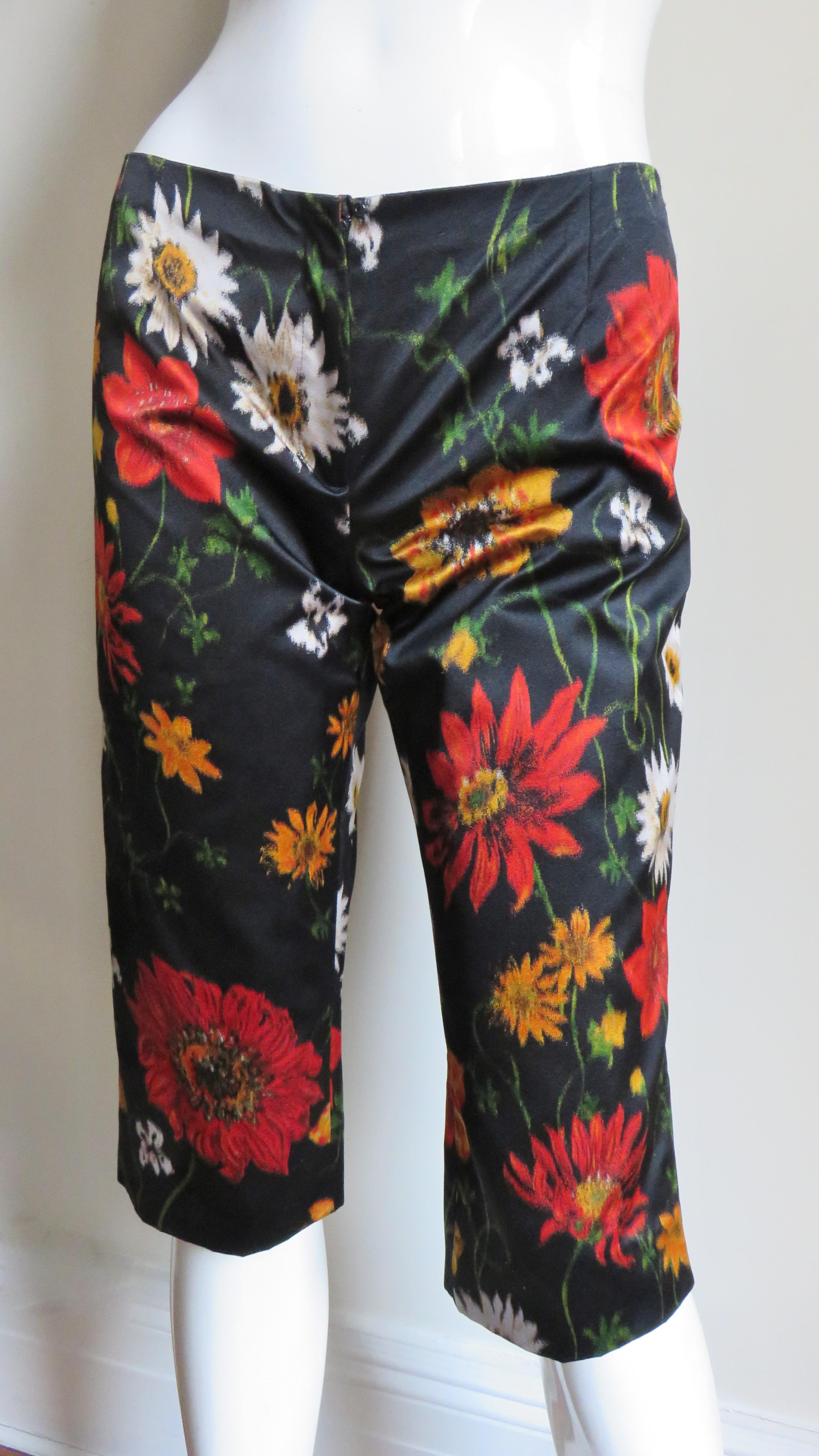 Dolce & Gabbana Silk Flower Shorts Pants In Good Condition In Water Mill, NY